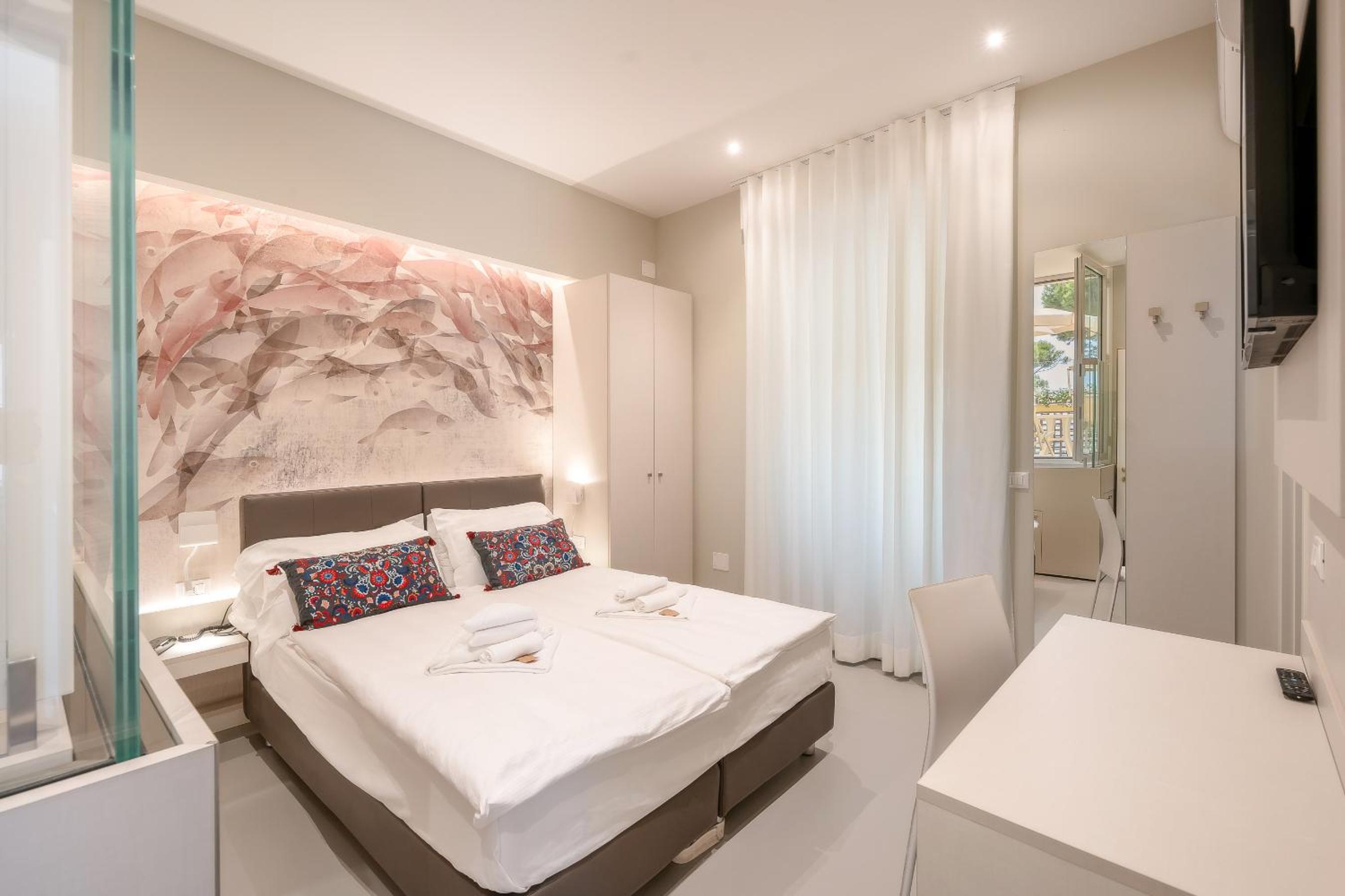Deluxe Double Room with Side Sea View photo 1
