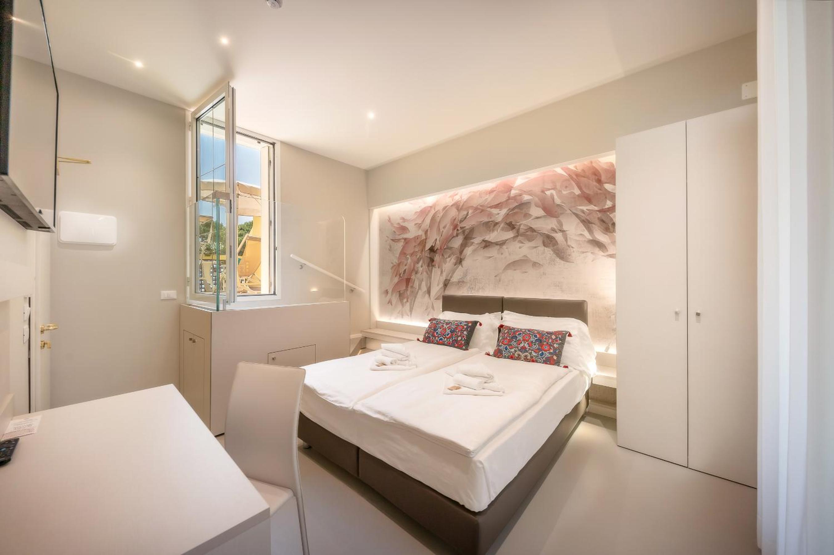 Deluxe Double Room with Side Sea View photo 2