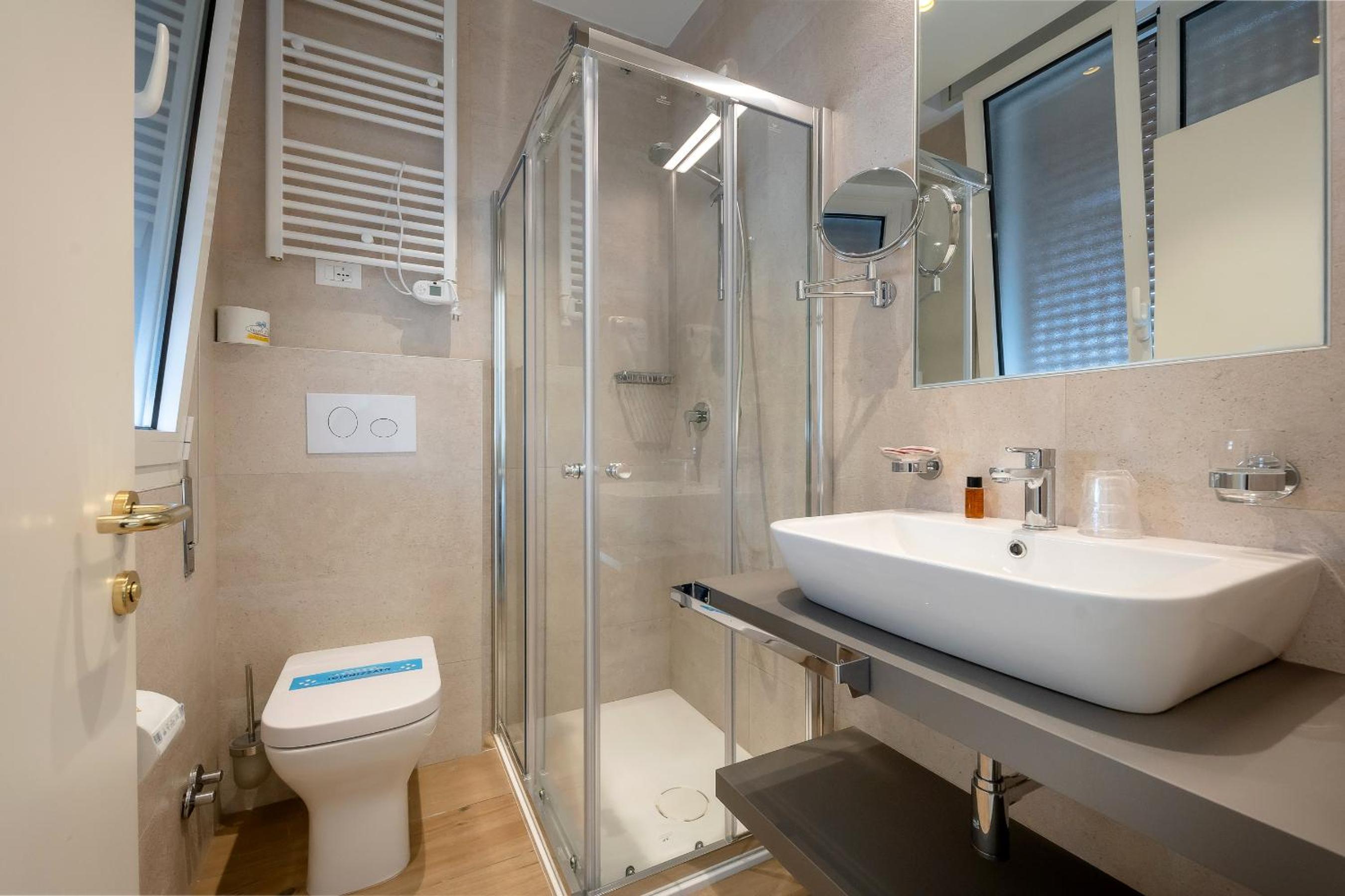Deluxe Double Room with Side Sea View photo 3