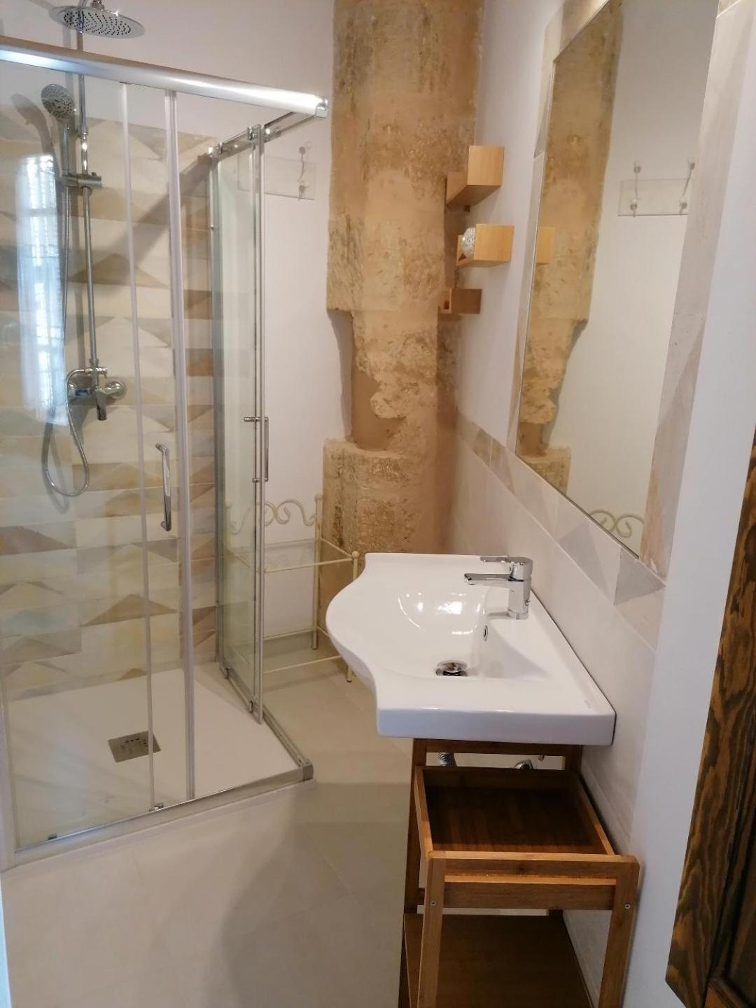 Double Room with Balcony - Photo 4