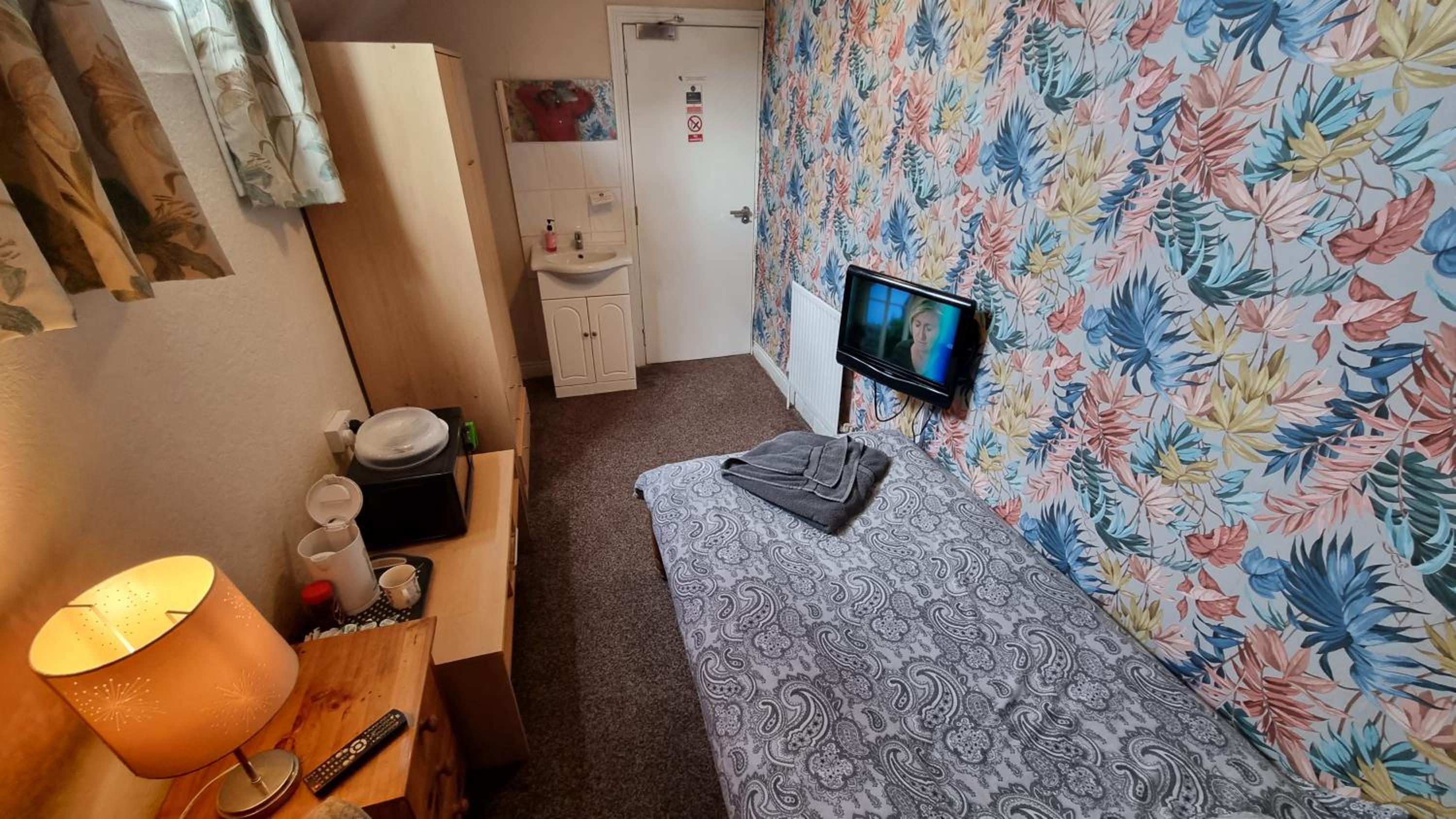 Single Room with Shared Shower and Toilet photo 2