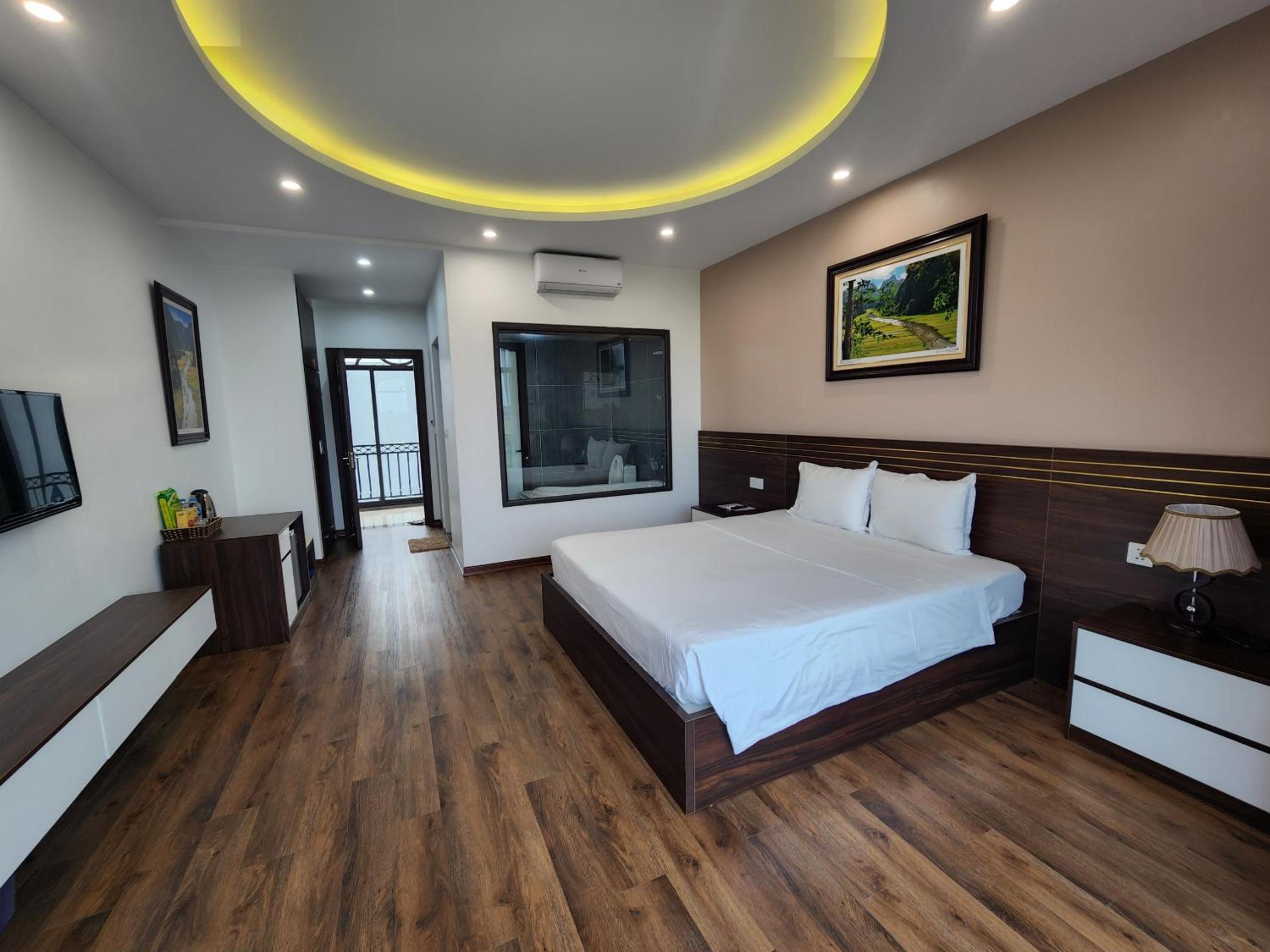 Deluxe Double Room with Bath - Photo 5