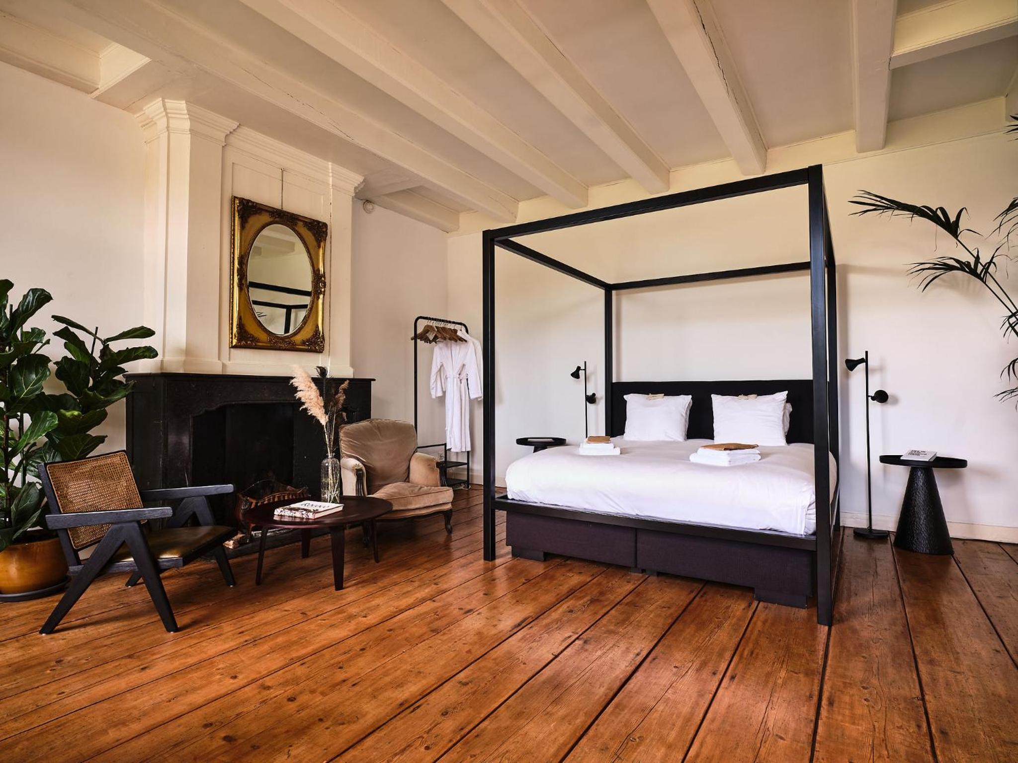 Deluxe Family Suite - Photo 9