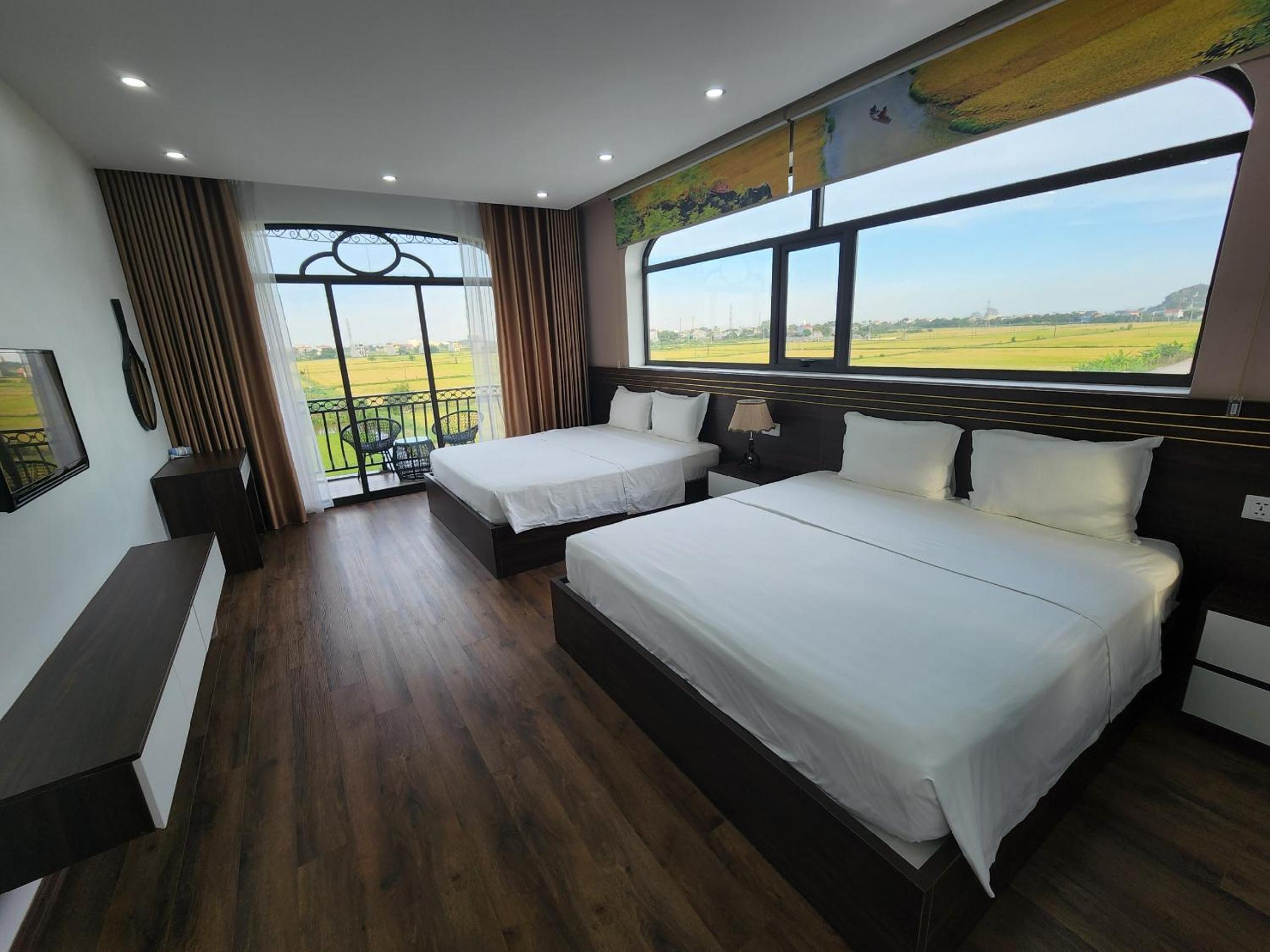 King Room with Balcony - Photo 13