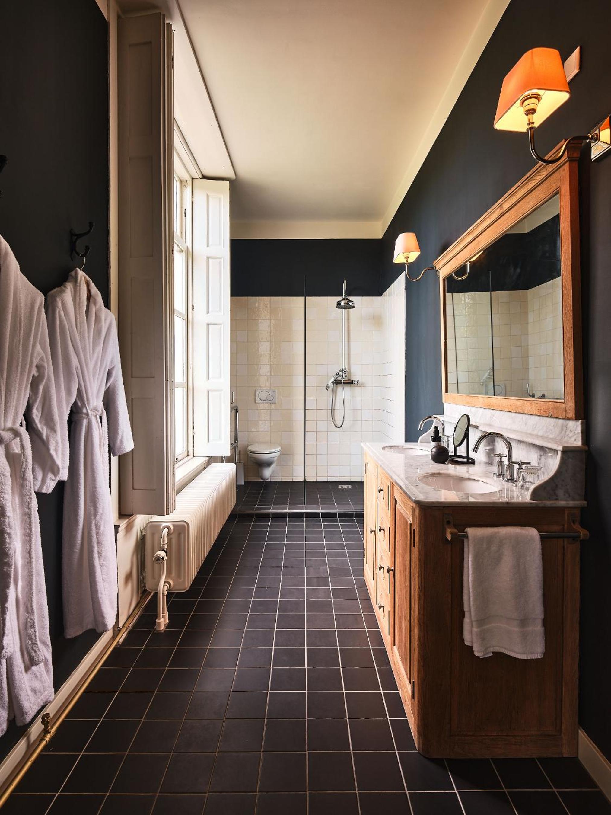 Deluxe Suite - Photo 8