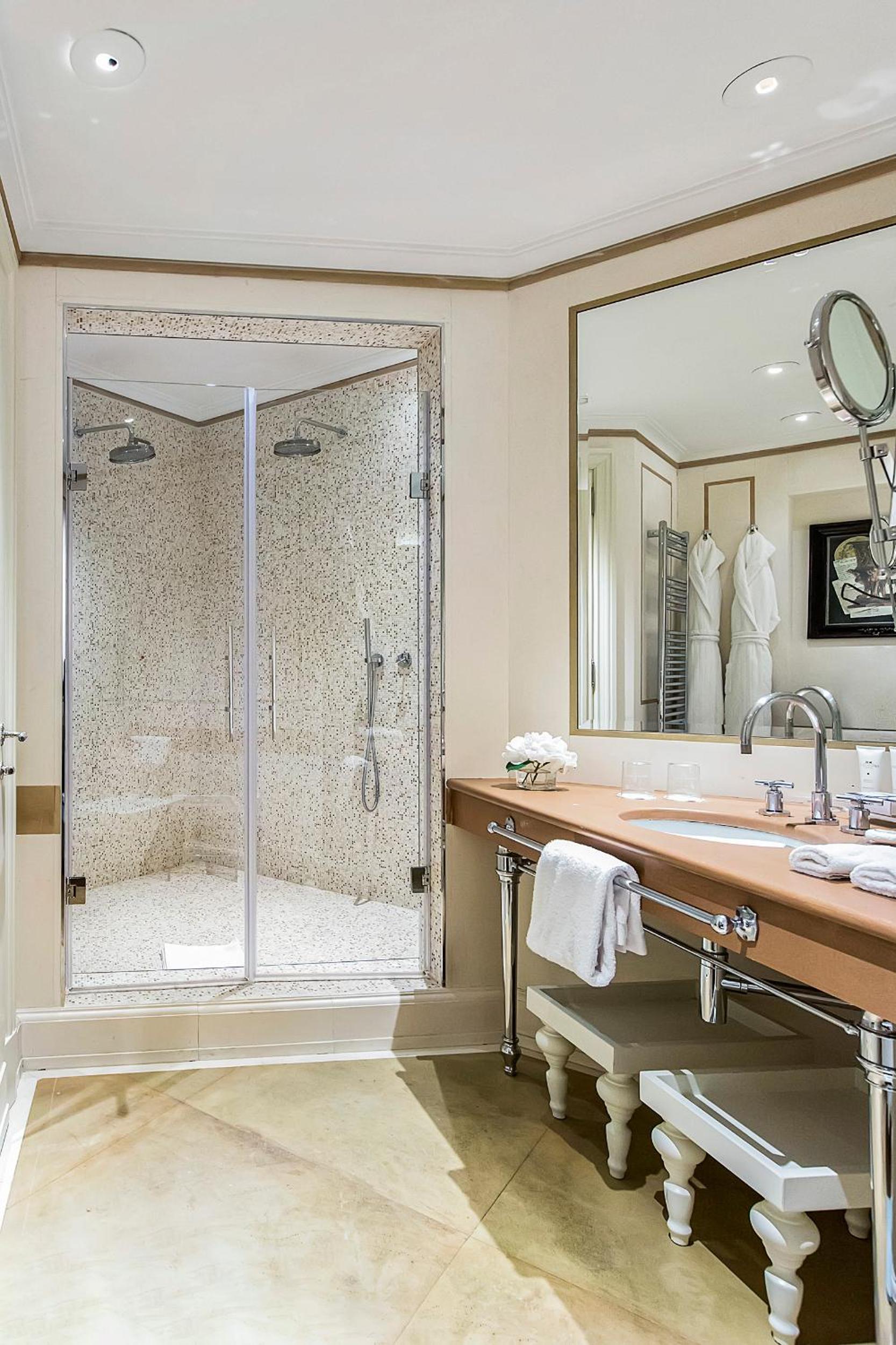 Suite - Photo 11