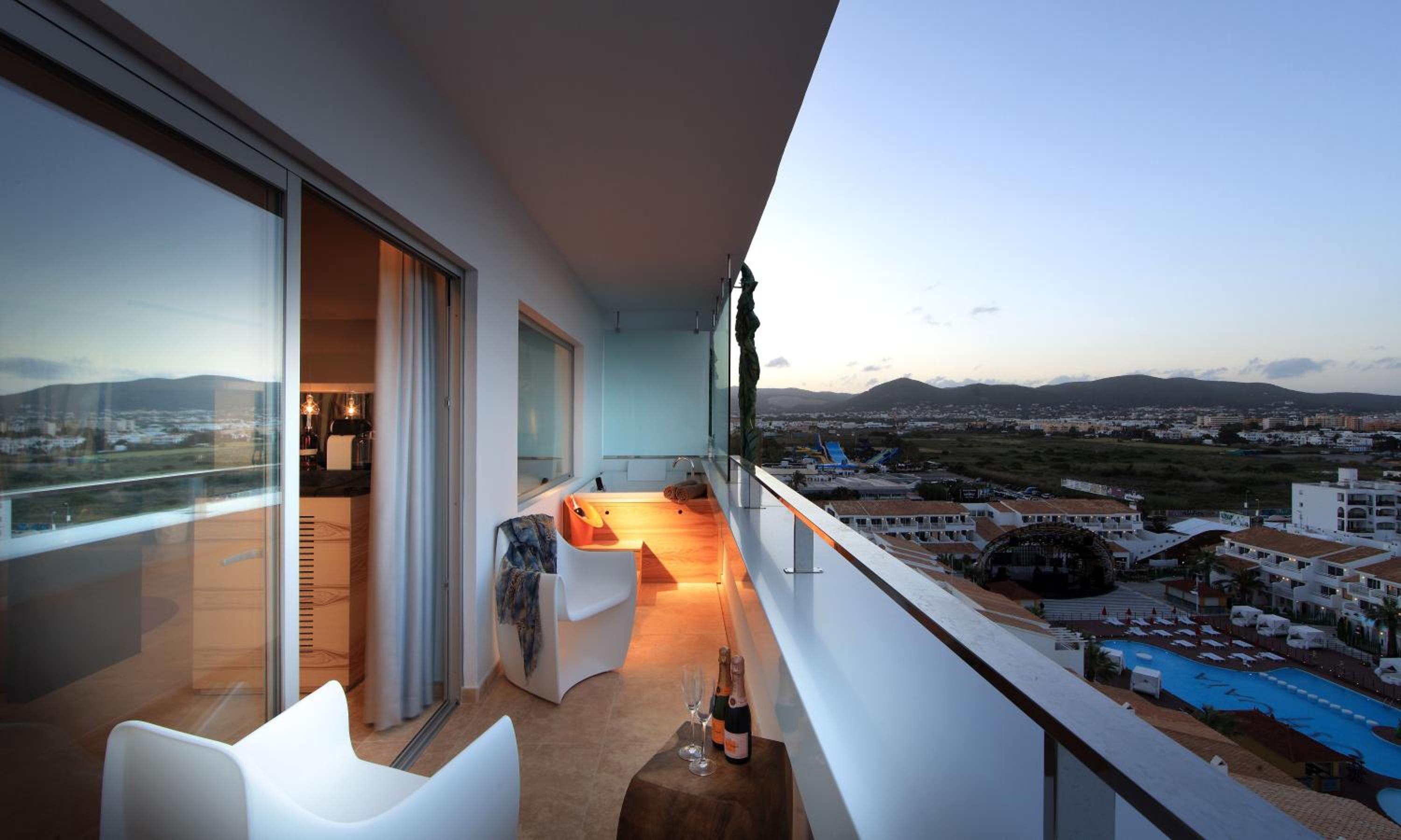 Suite Anything Can Happen Stage View - Entrance to Ushuaia Club Included photo 3