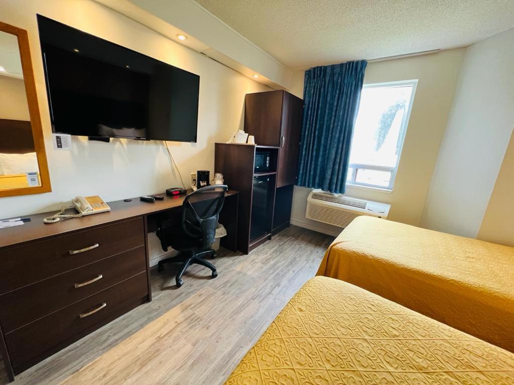 1 Double , 1 Twin Bed, Non-Smoking