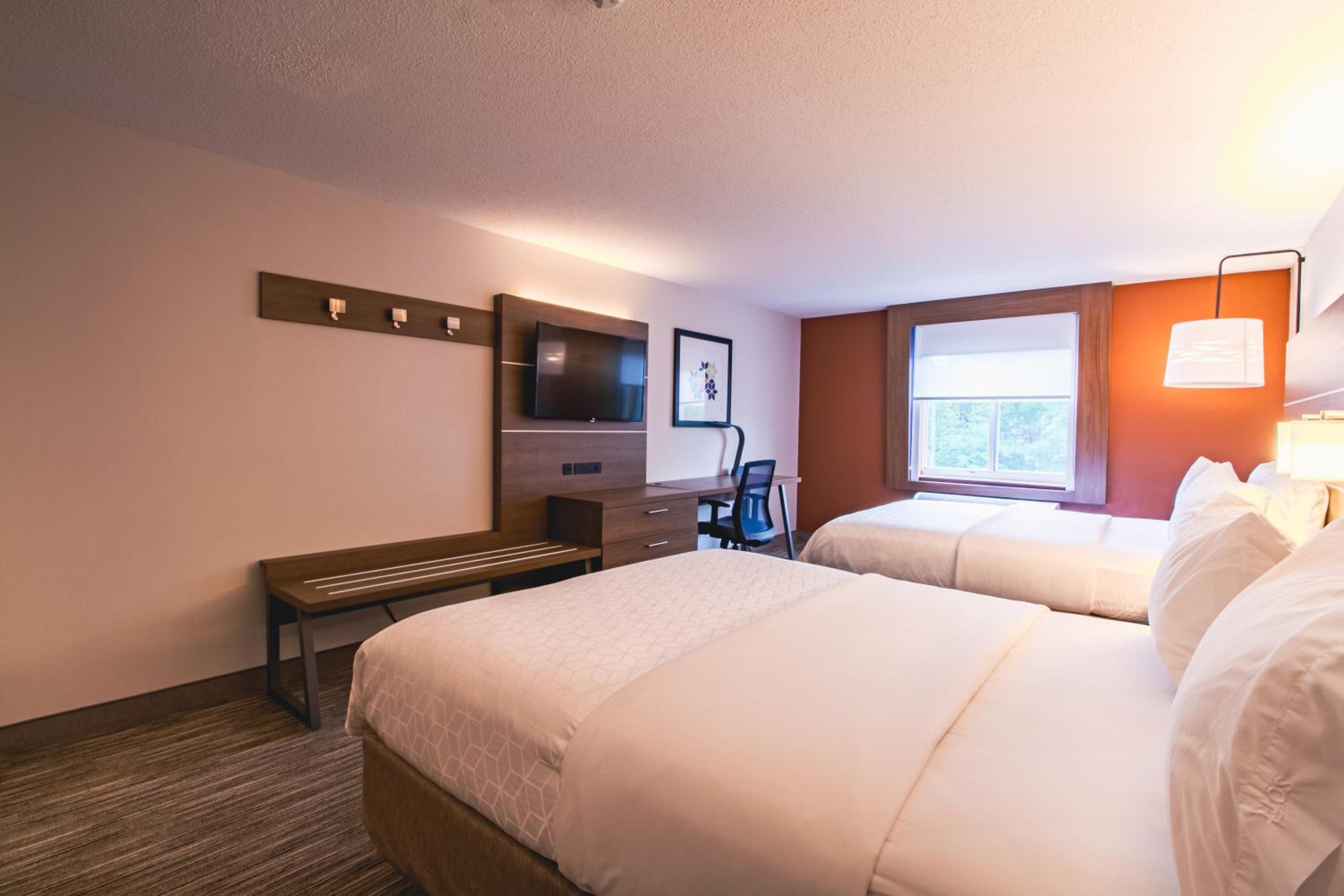 Standard Queen Room with Two Queen Beds - Photo 11