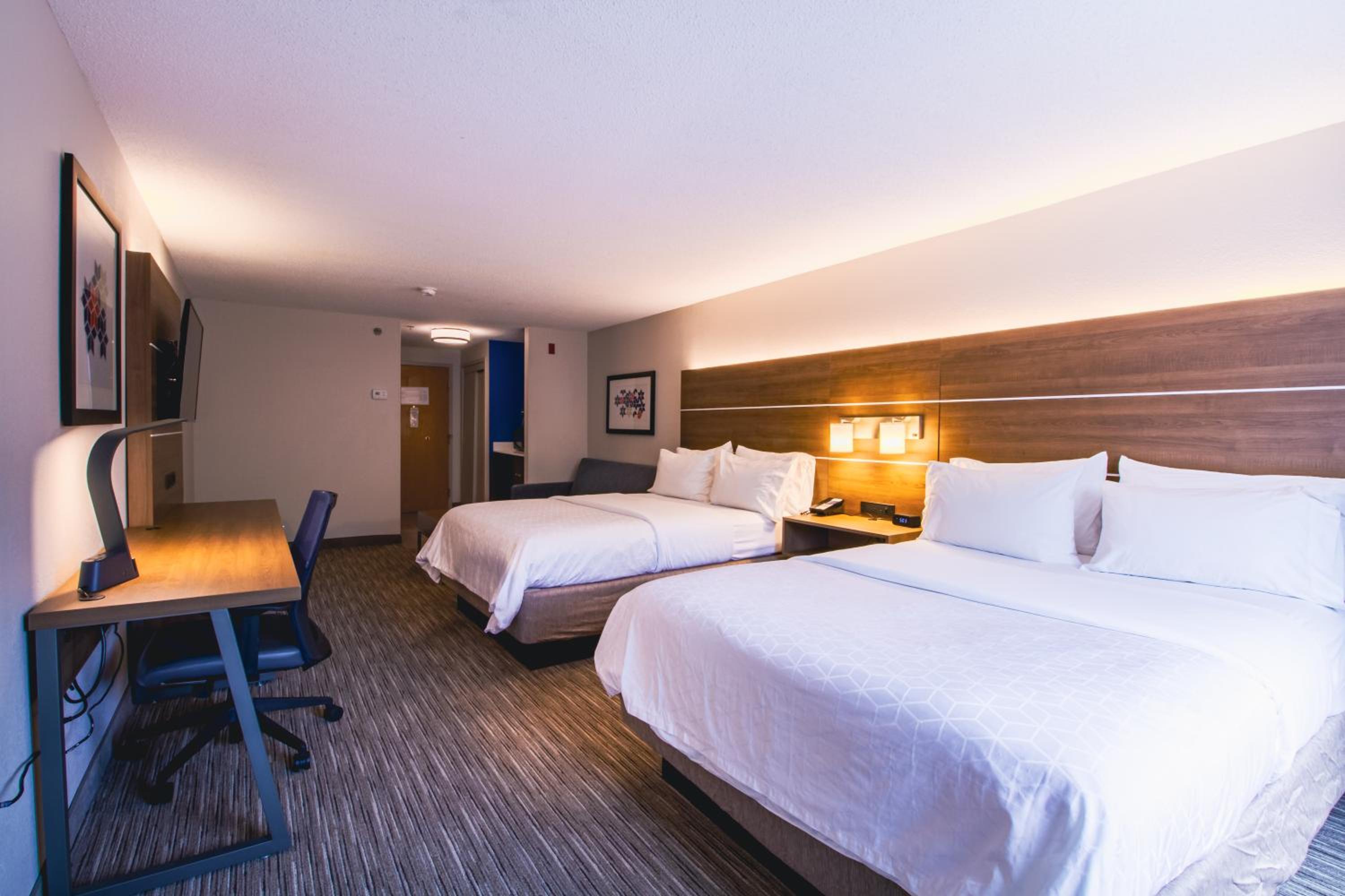 Suite with Two Queen Beds - Photo 9