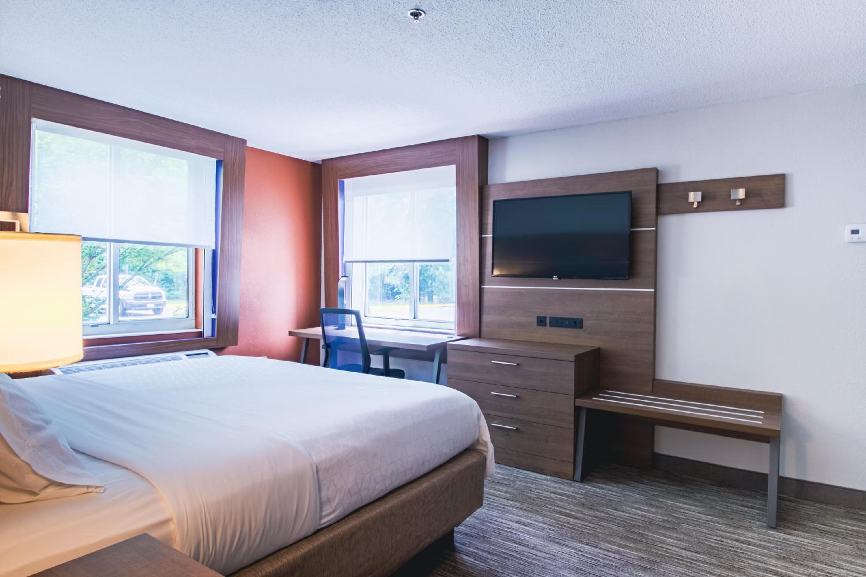 One-Bedroom King Suite - Photo 8