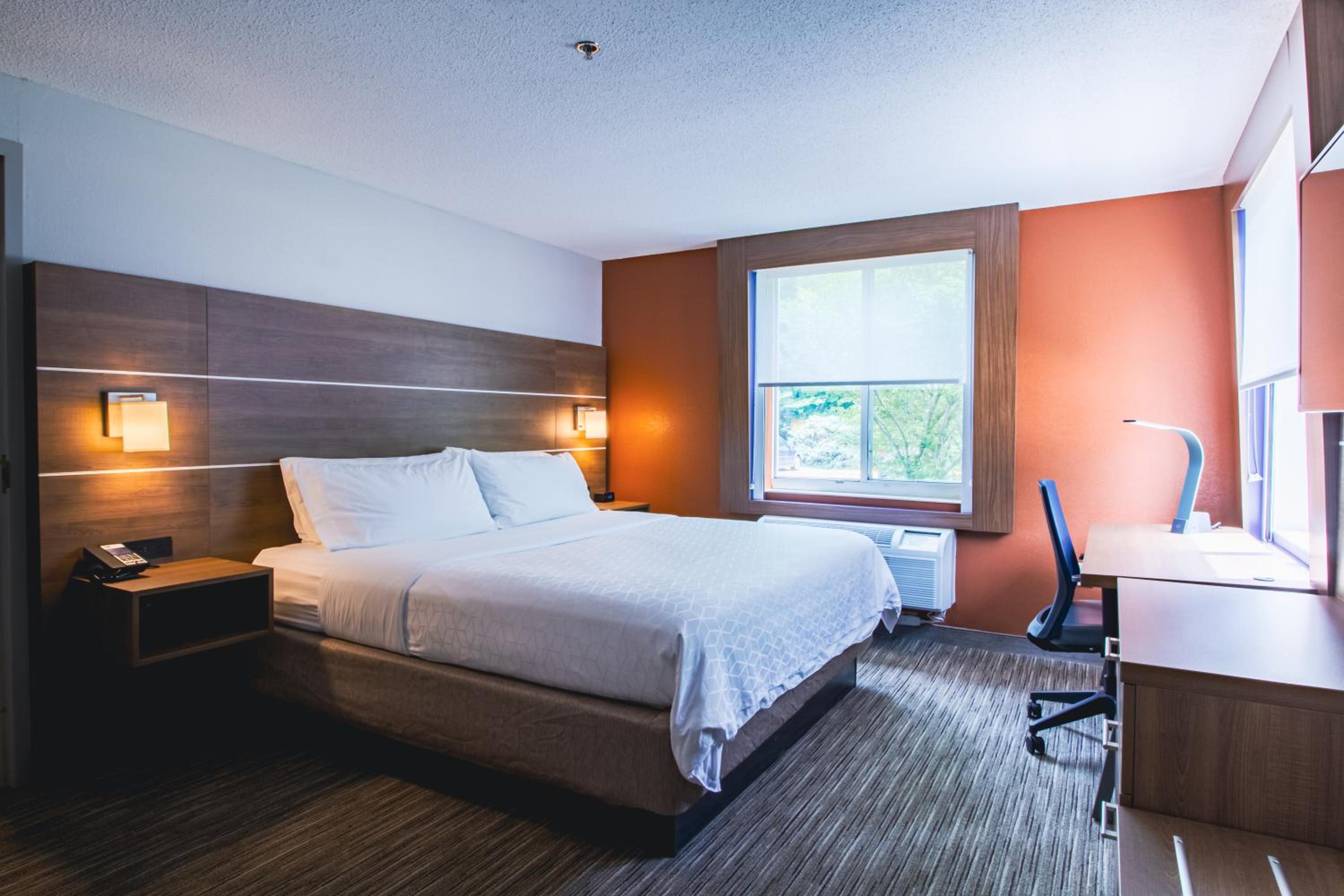 One-Bedroom King Suite - Photo 6