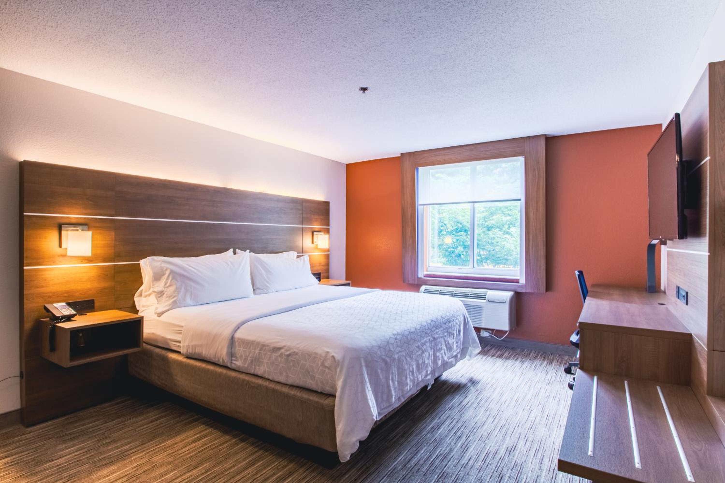 One-Bedroom King Suite - Photo 2