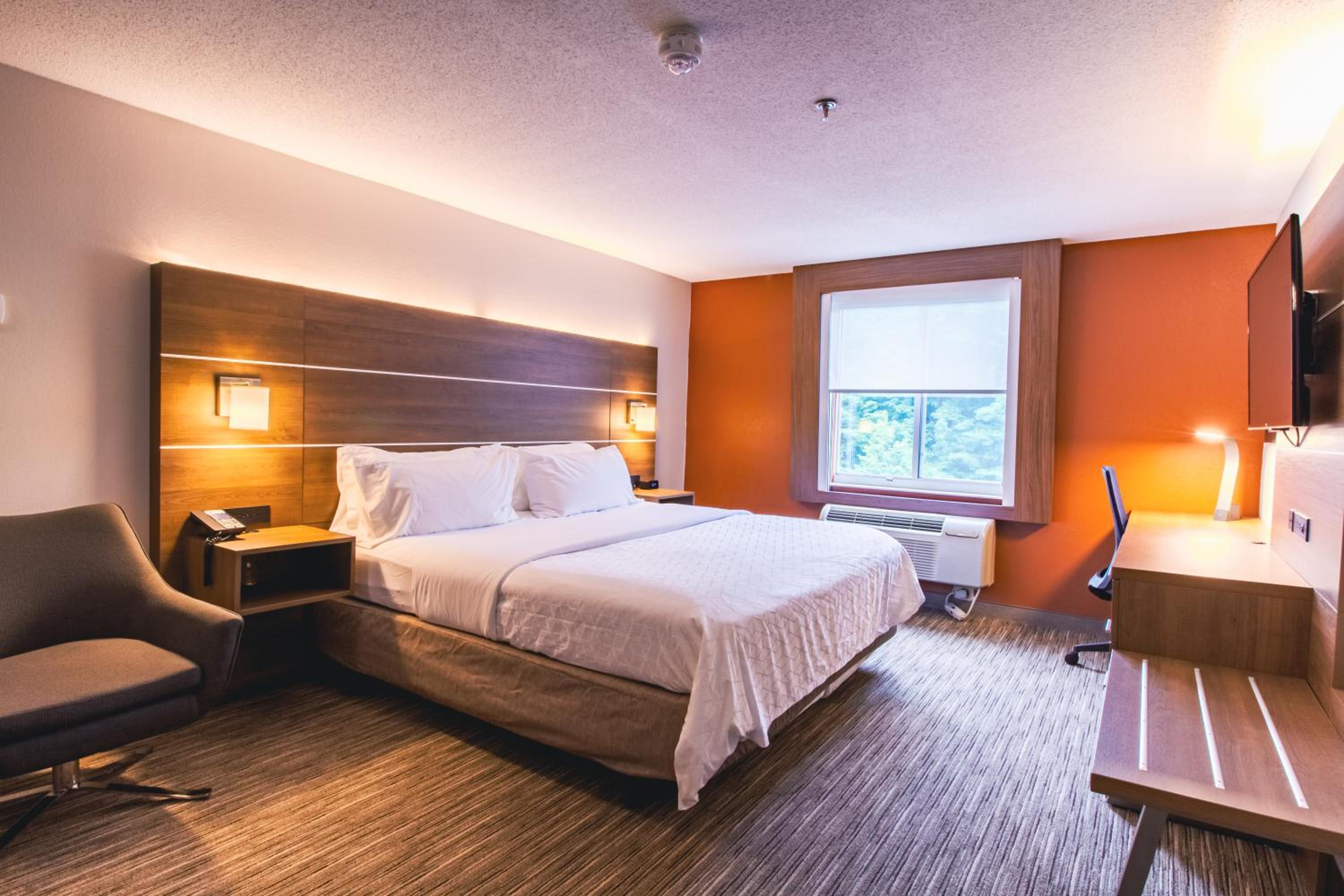 One-Bedroom King Suite - Photo 10