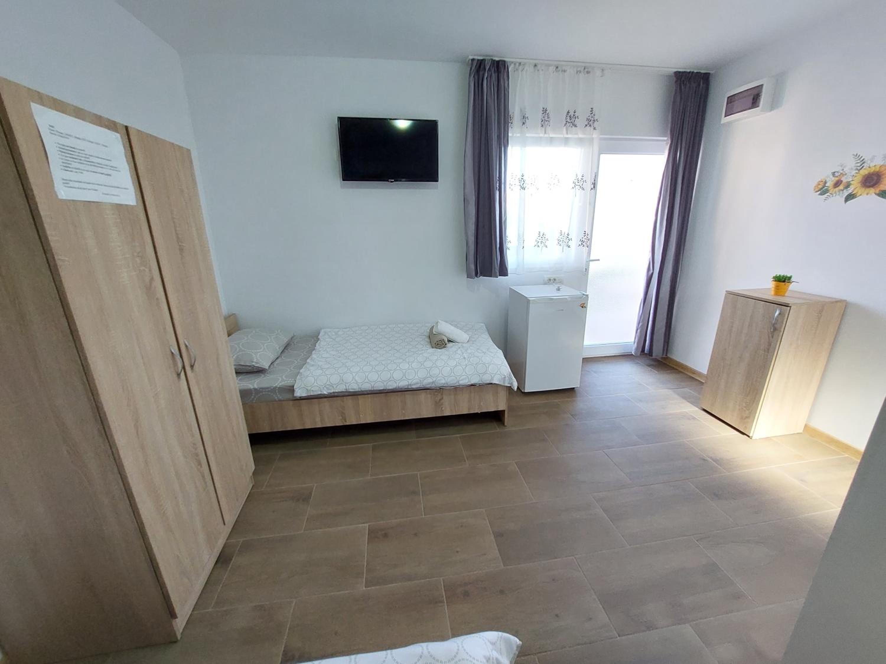 Economy Triple Room photo 3