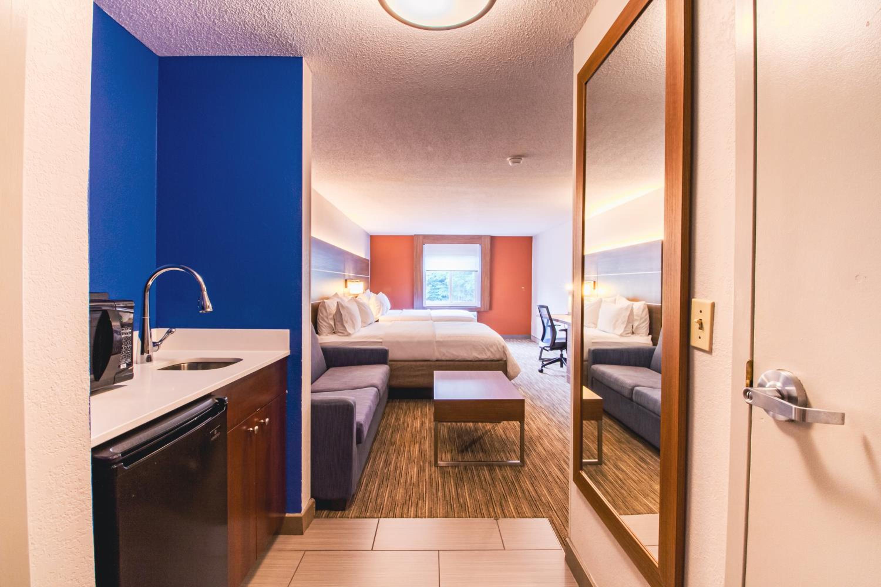 Suite with Two Queen Beds - Photo 11