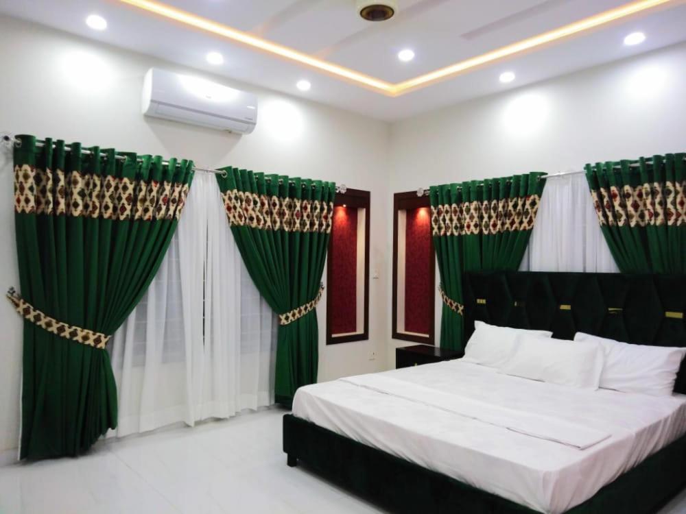 Deluxe Room (2 Adults + 1 Child) photo 1