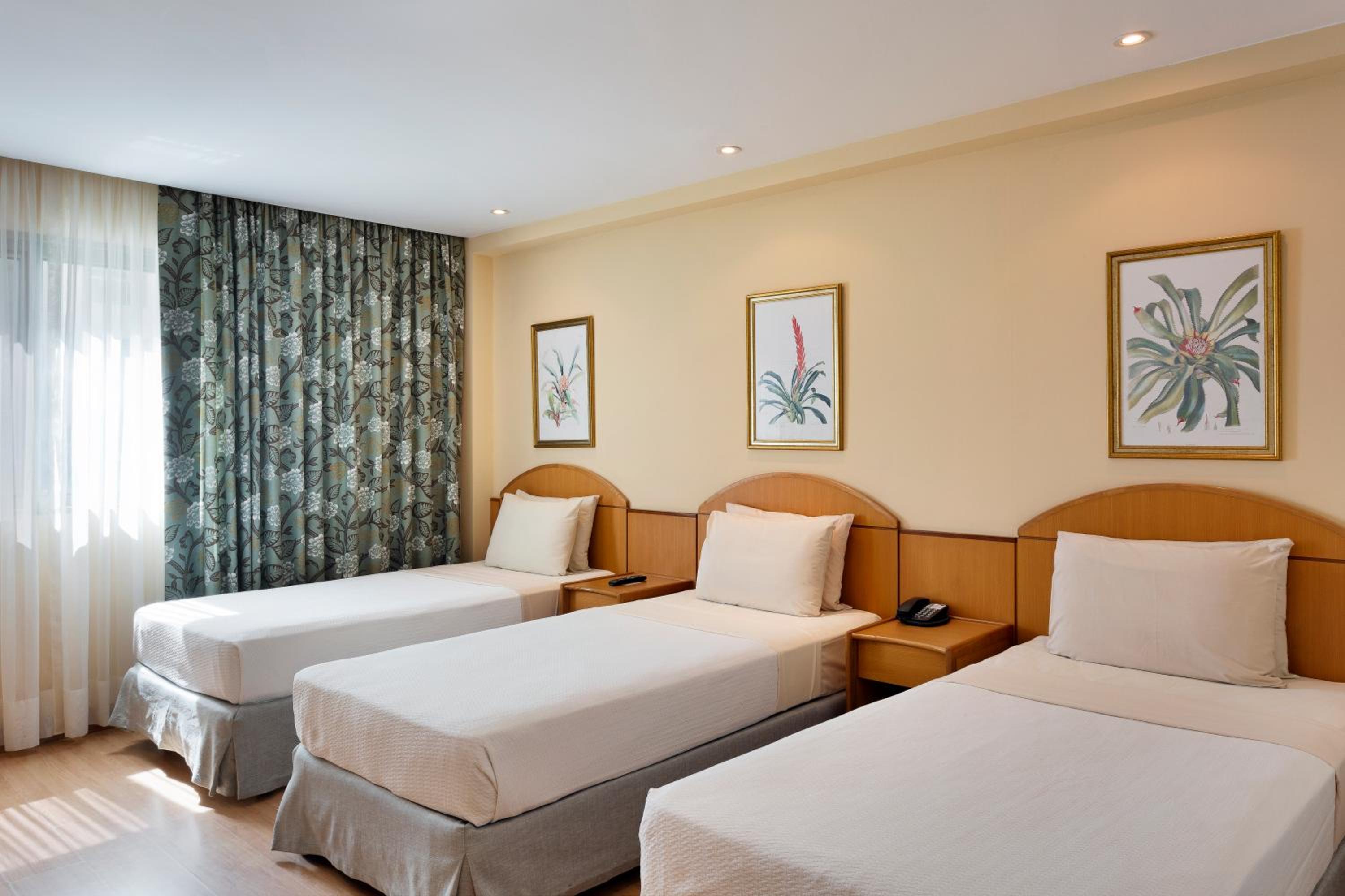 Standard Twin Room with Internal View thumbnail 5