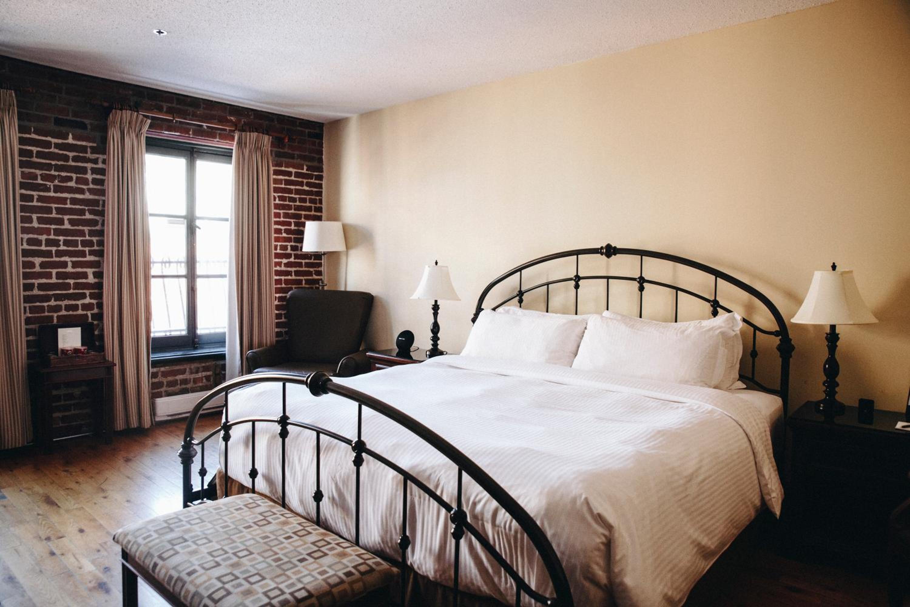 Premier King Room - St Laurent River Front thumbnail 6