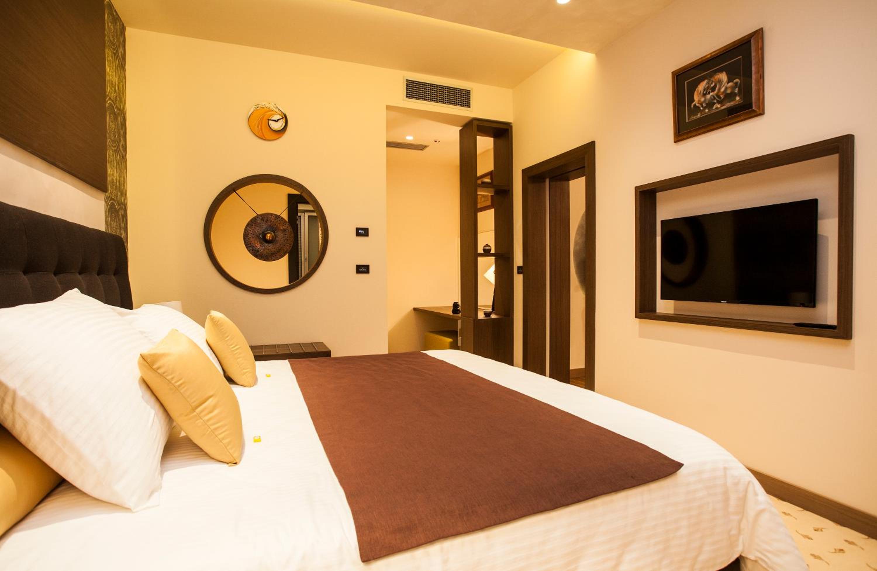 Suite with Hot Tub and Sauna - Free Parking - Photo 15