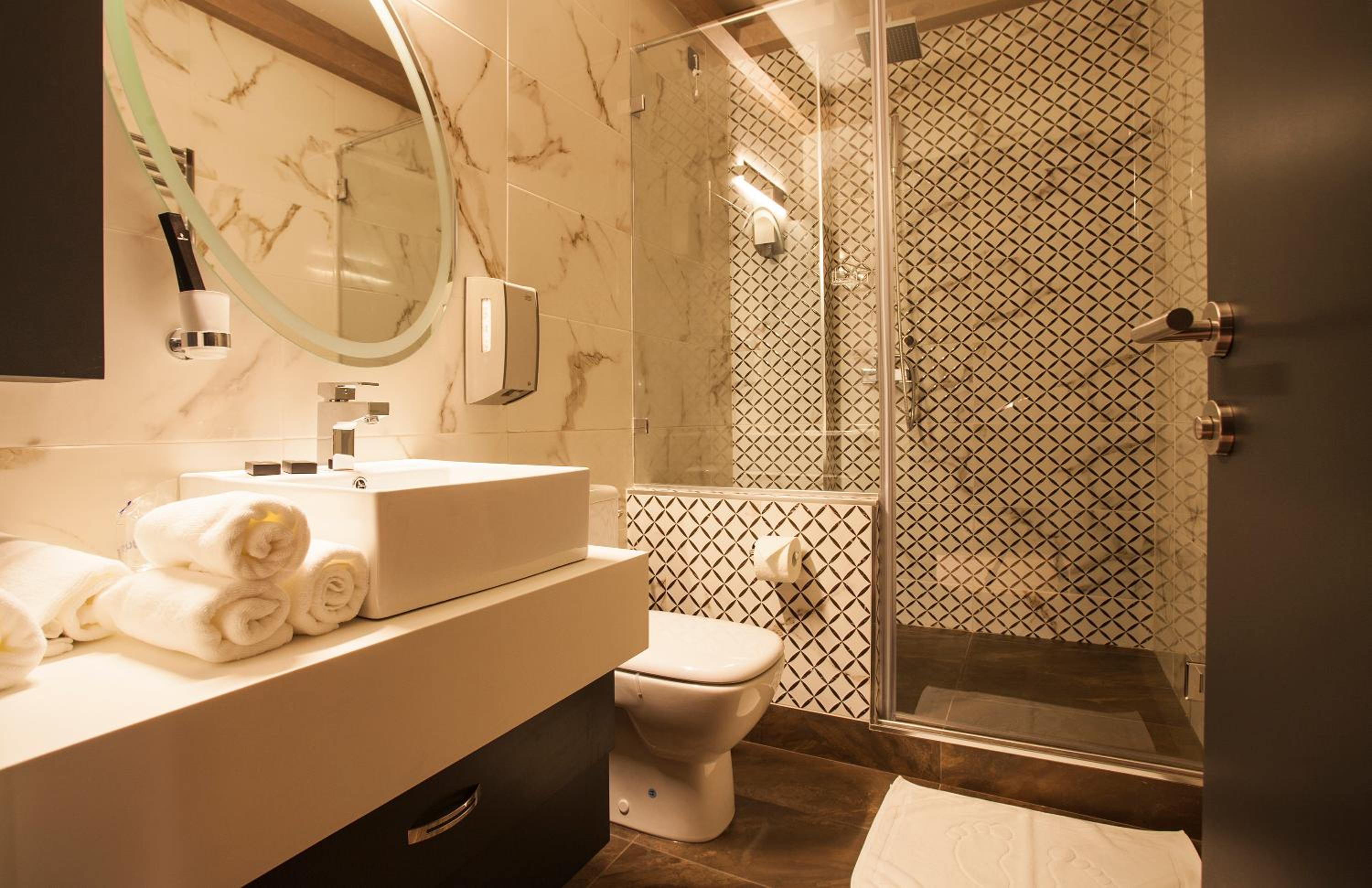 Double or Twin Room - Photo 8