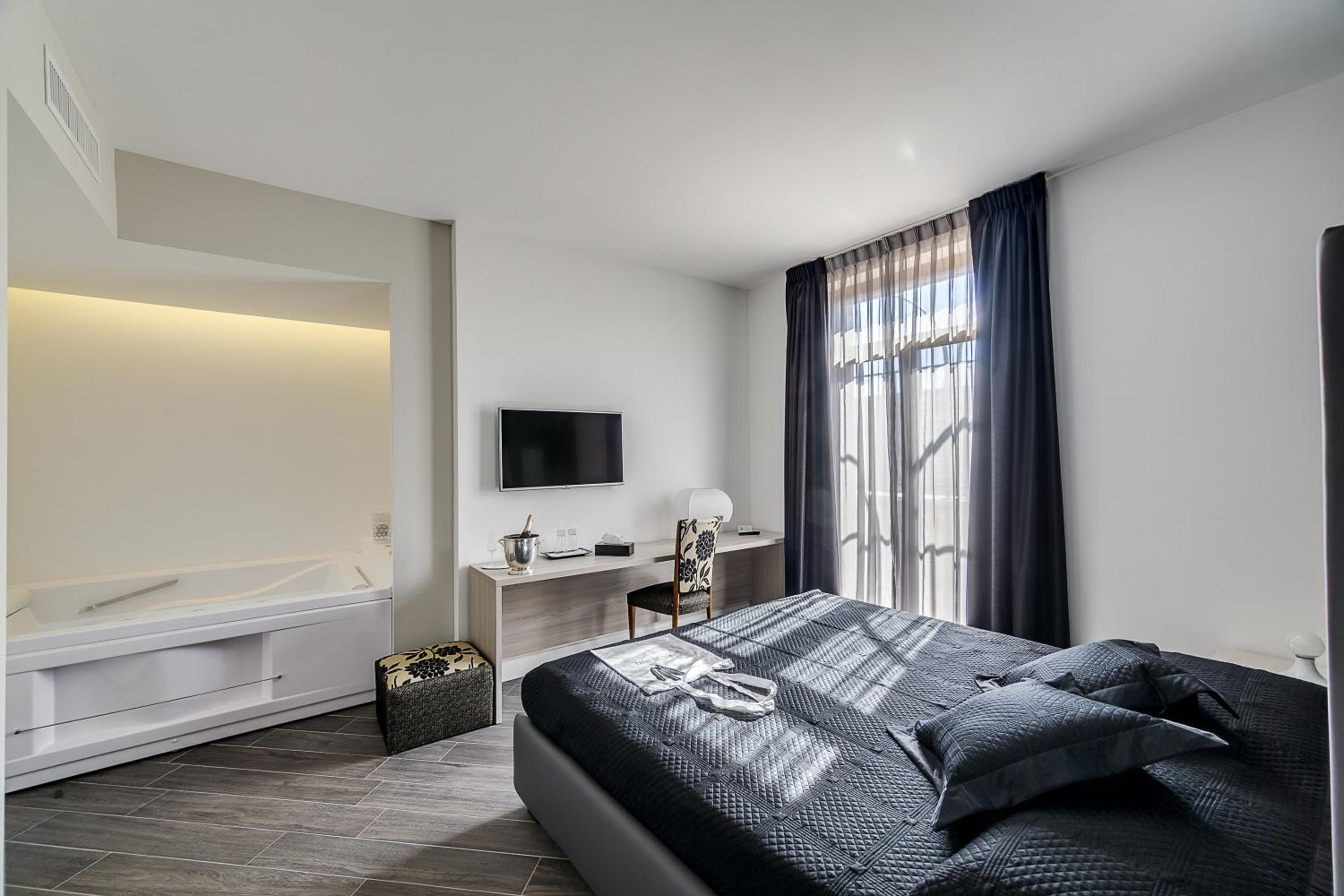 Deluxe Double Room with Spa Bath photo 3