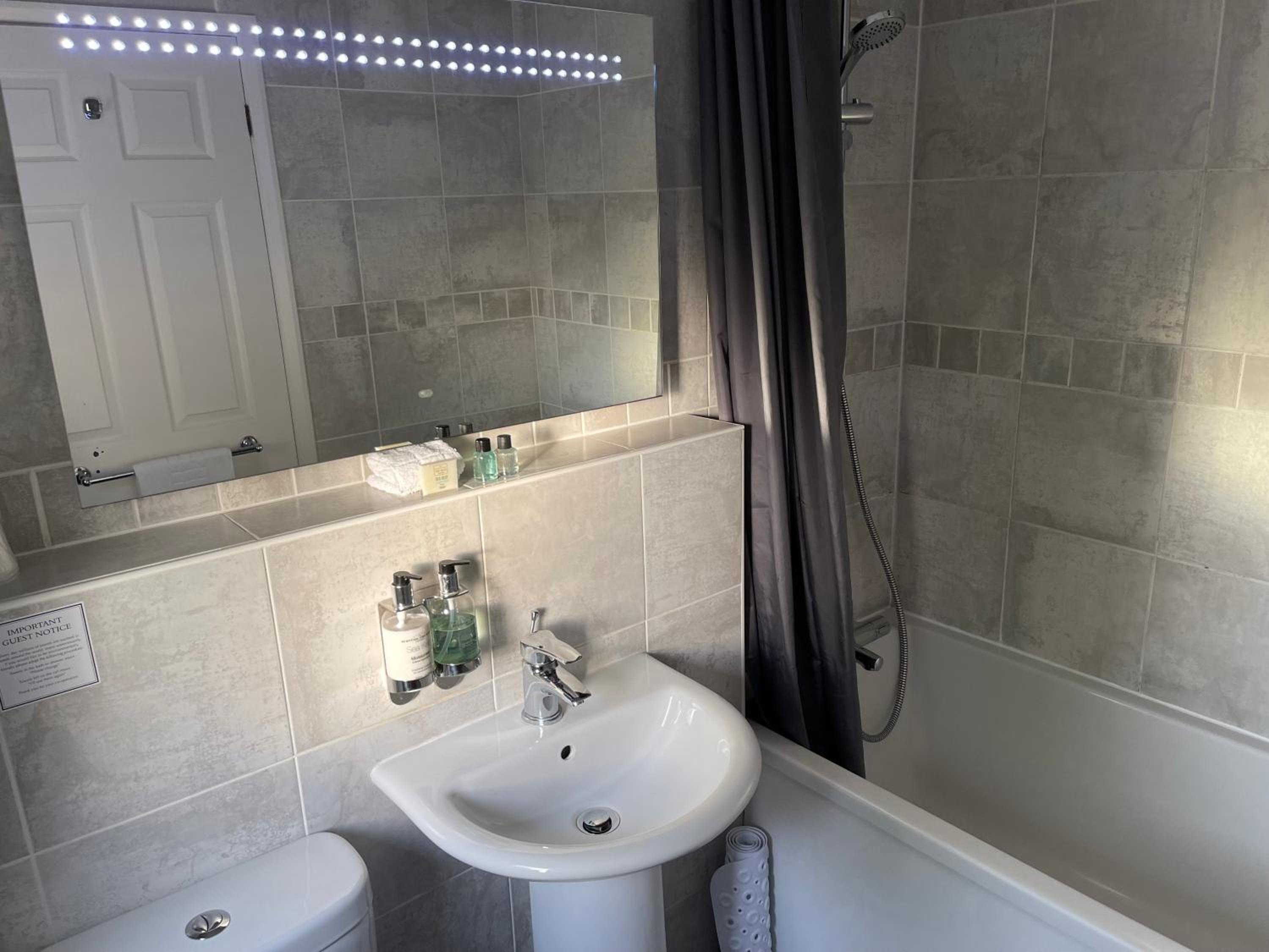 Standard Twin Room - Photo 4