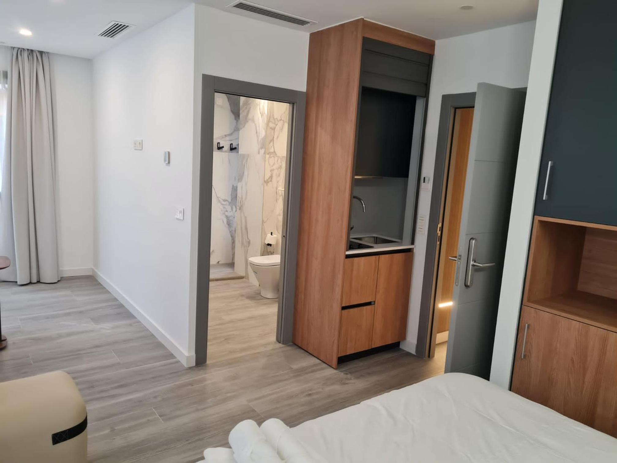 One-Bedroom Suite - Photo 5
