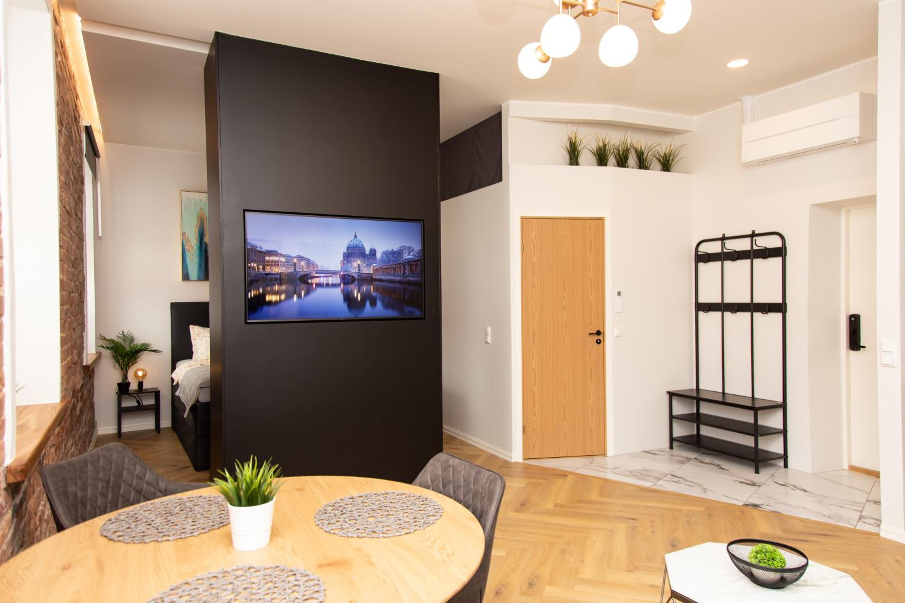 One-Bedroom Apartment - Photo 3