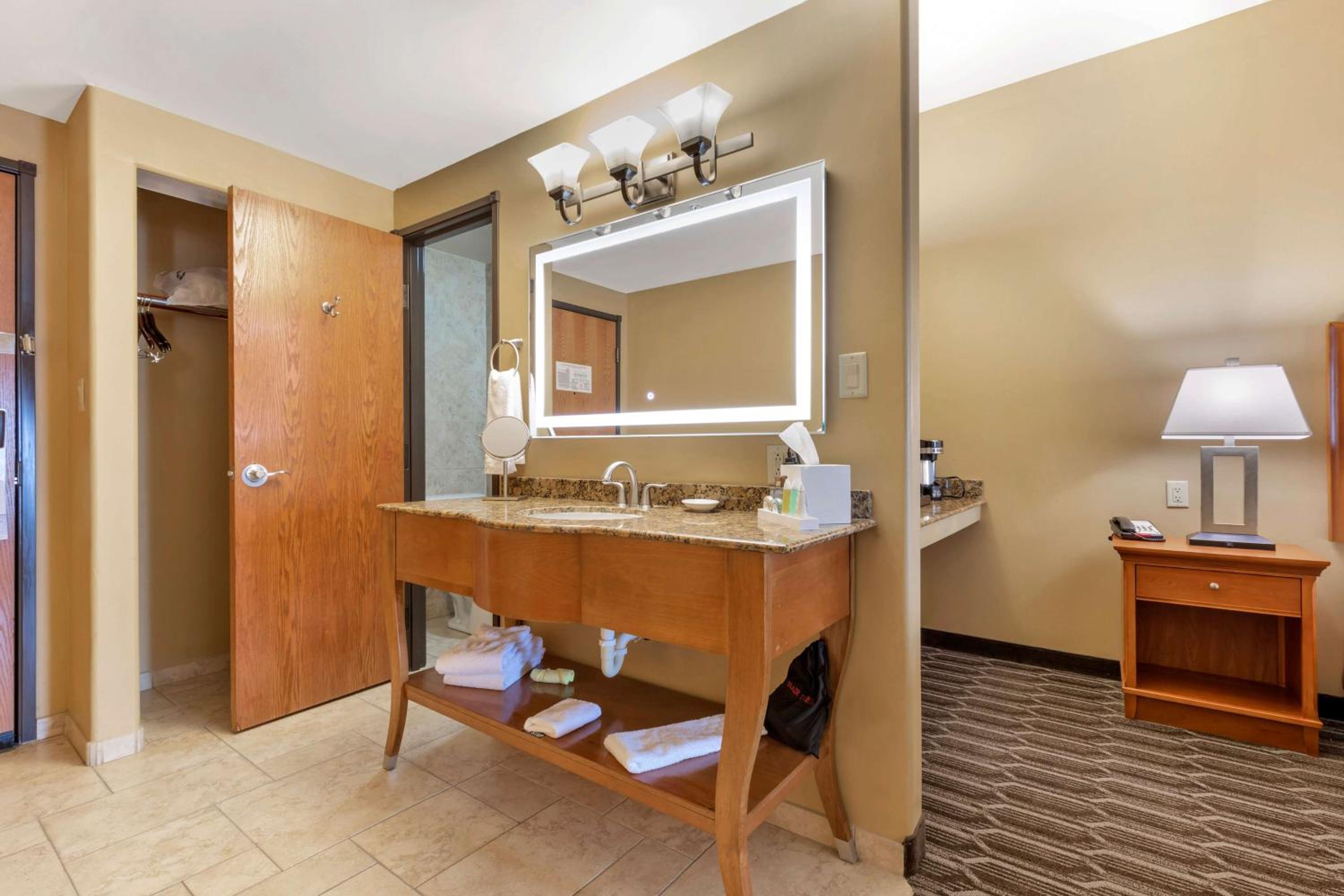 King Room - Non-Smoking photo 3