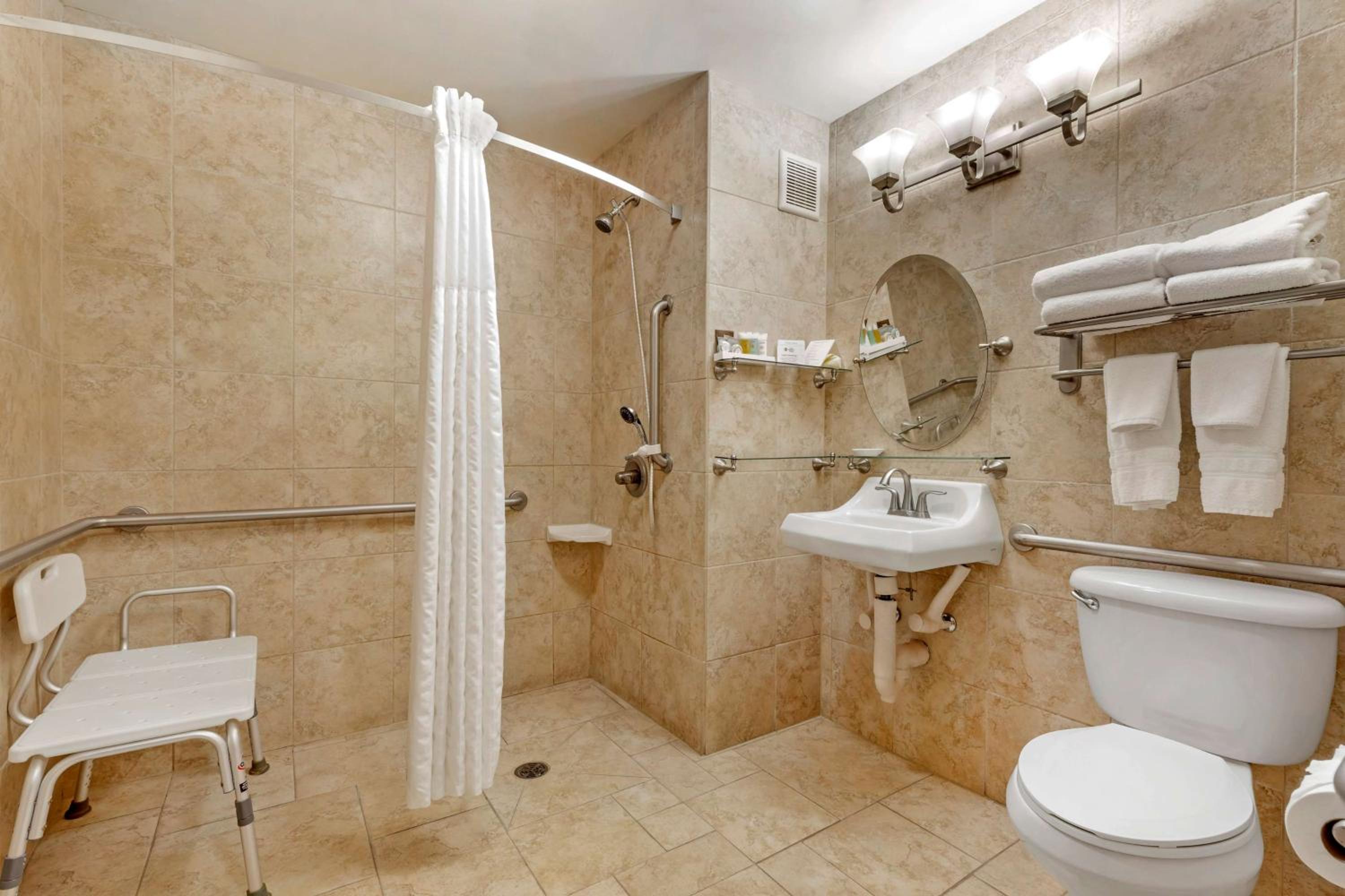Queen Room with Two Queen Beds and Roll-In Shower - Mobility Access/Non-Smoking photo 3