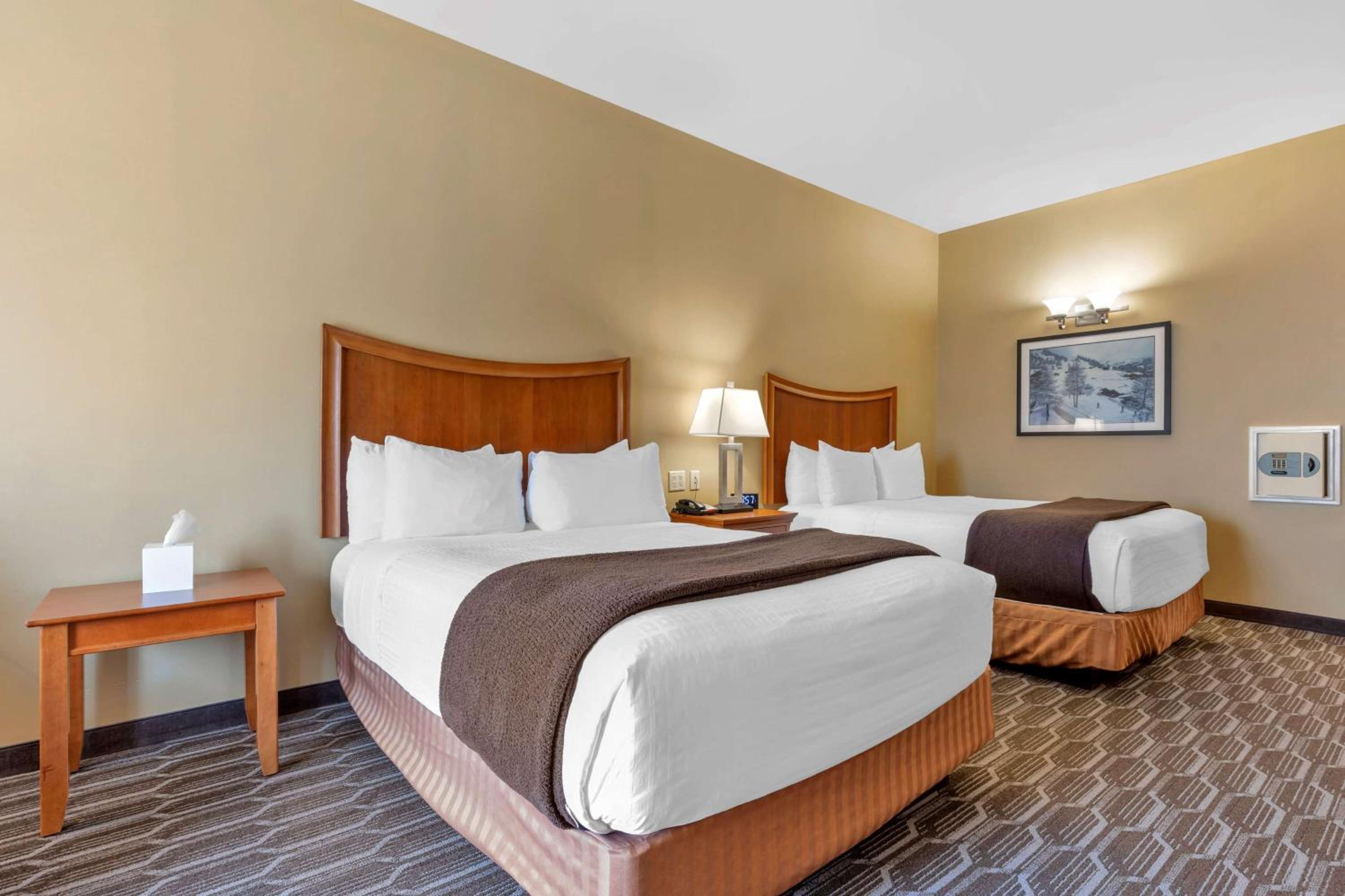 Queen Room with Two Queen Beds and Roll-In Shower - Mobility Access/Non-Smoking photo 2