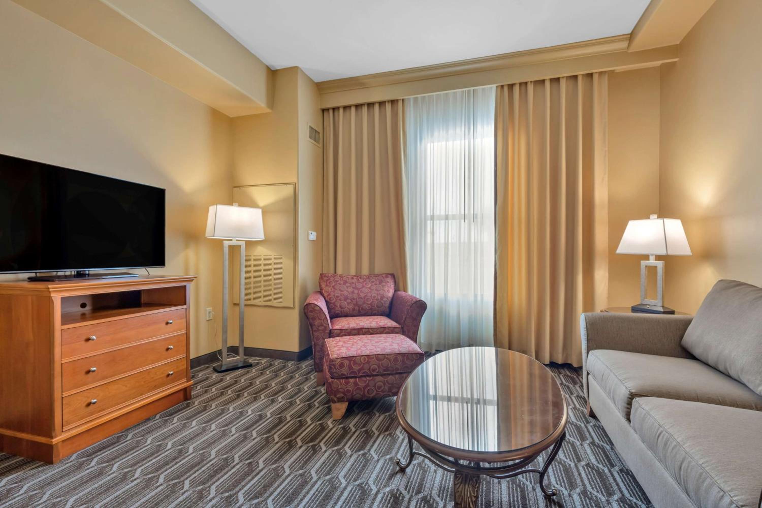 Queen Suite - Non-Smoking photo 3