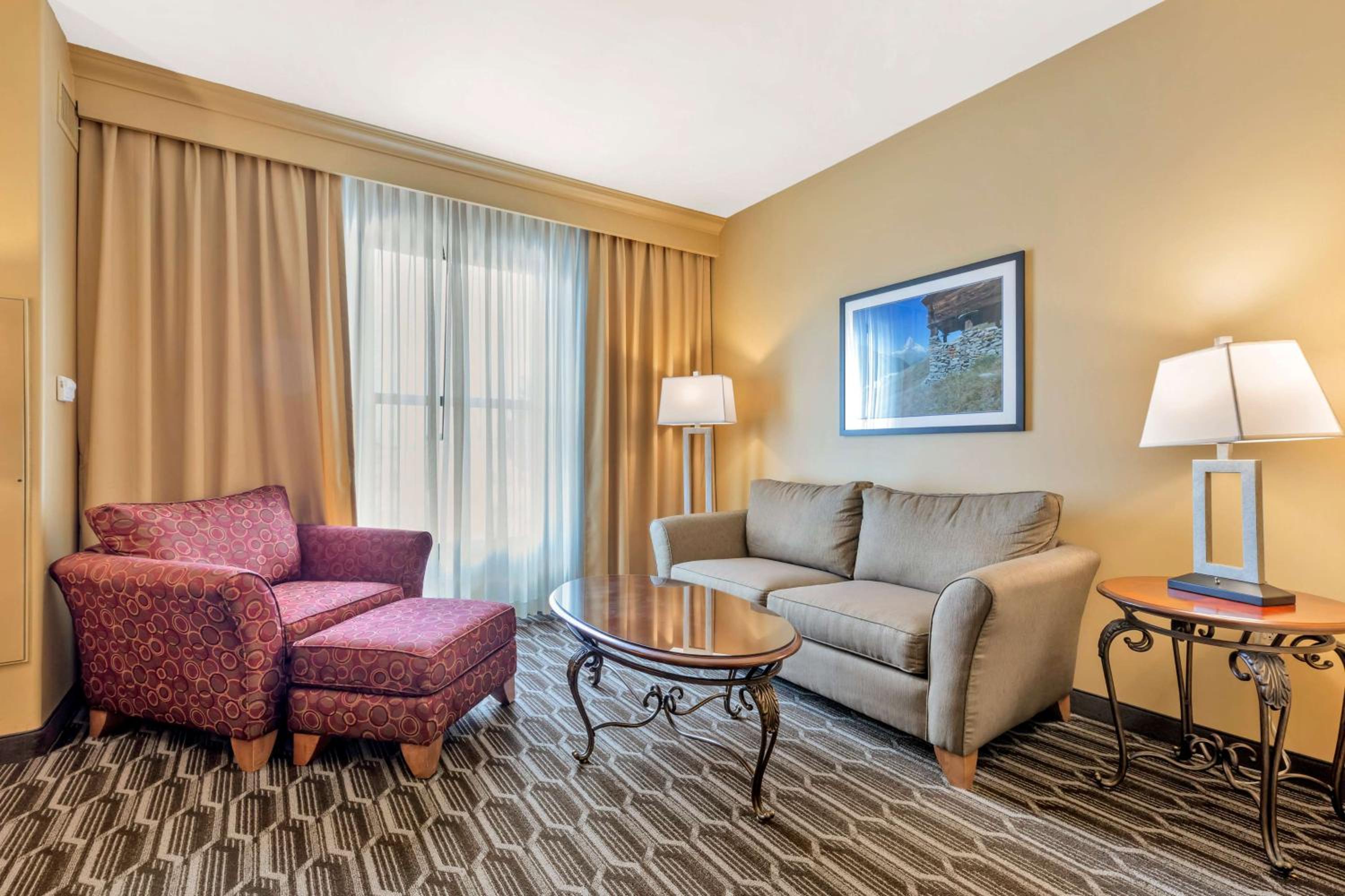 King Suite - Non-Smoking photo 3