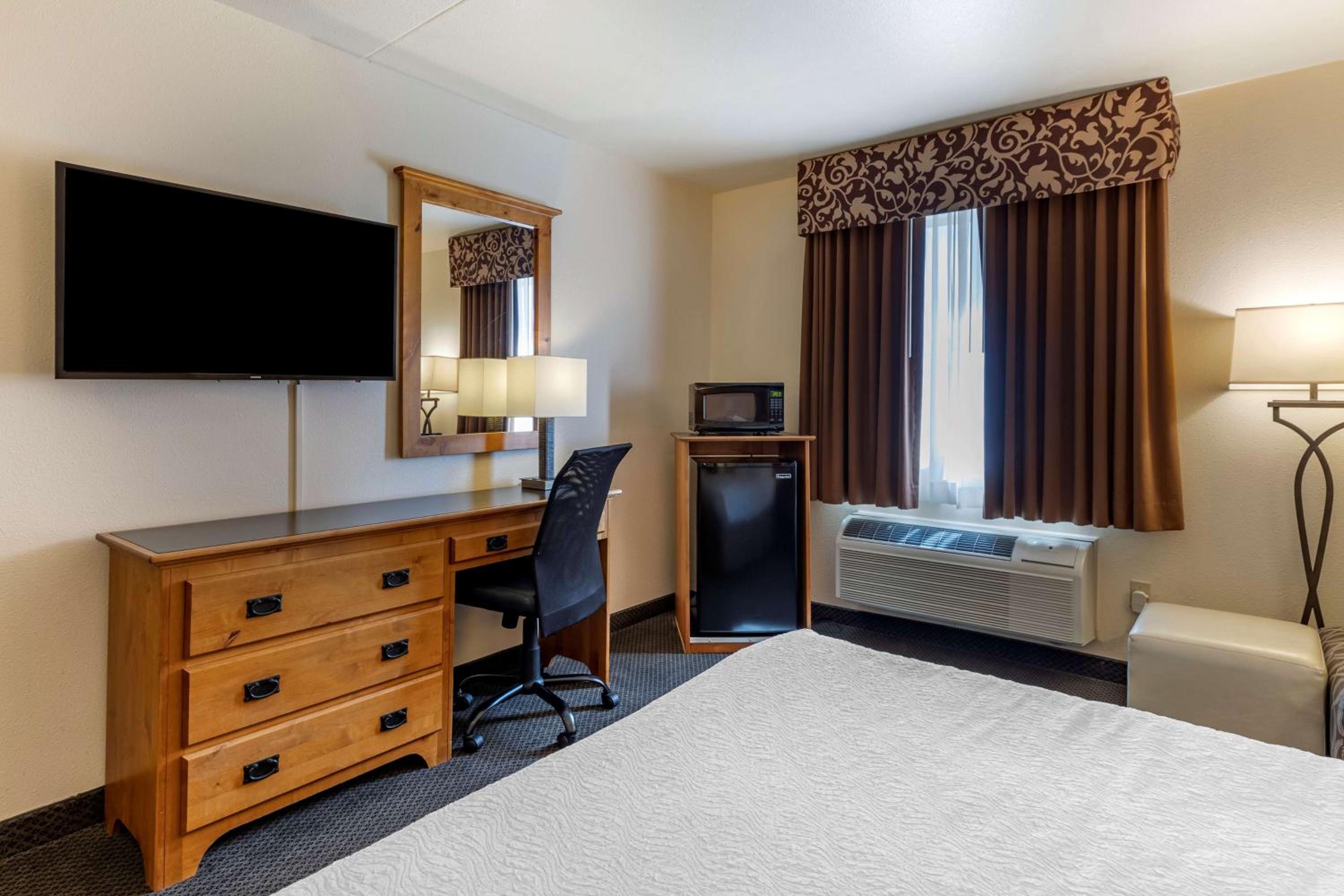 King Room with Roll-In Shower - Mobility Access photo 2