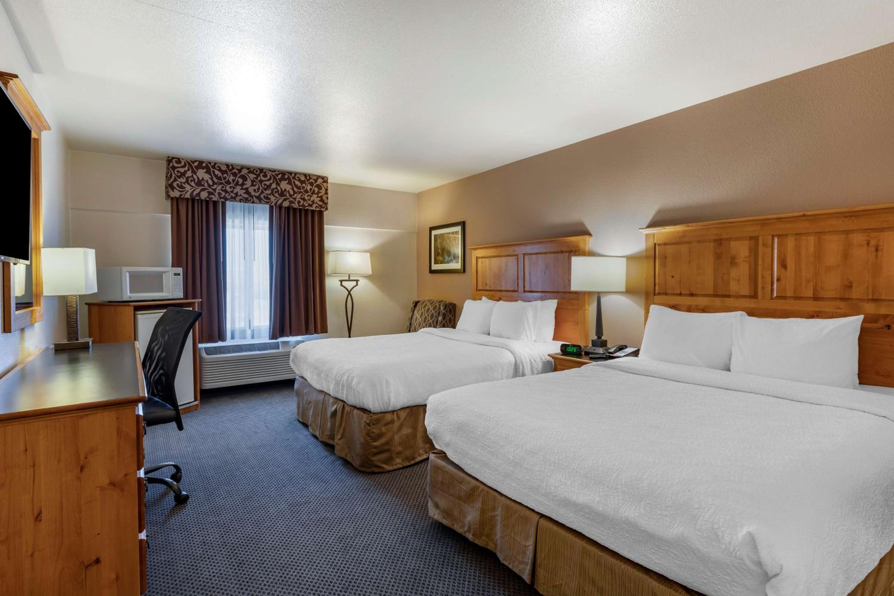 Queen Room with Two Queen Beds - Non-Smoking photo 1
