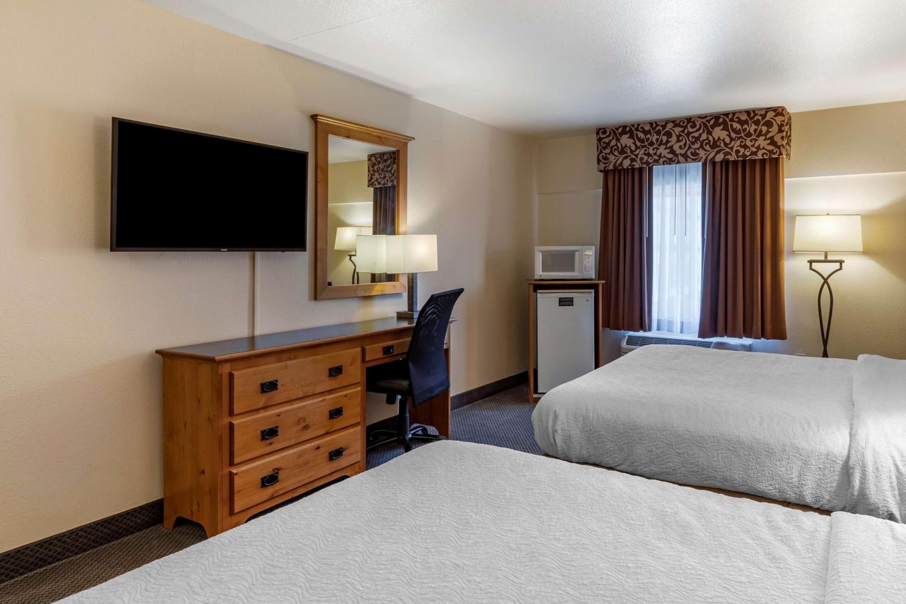 Queen Room with Two Queen Beds - Non-Smoking photo 3