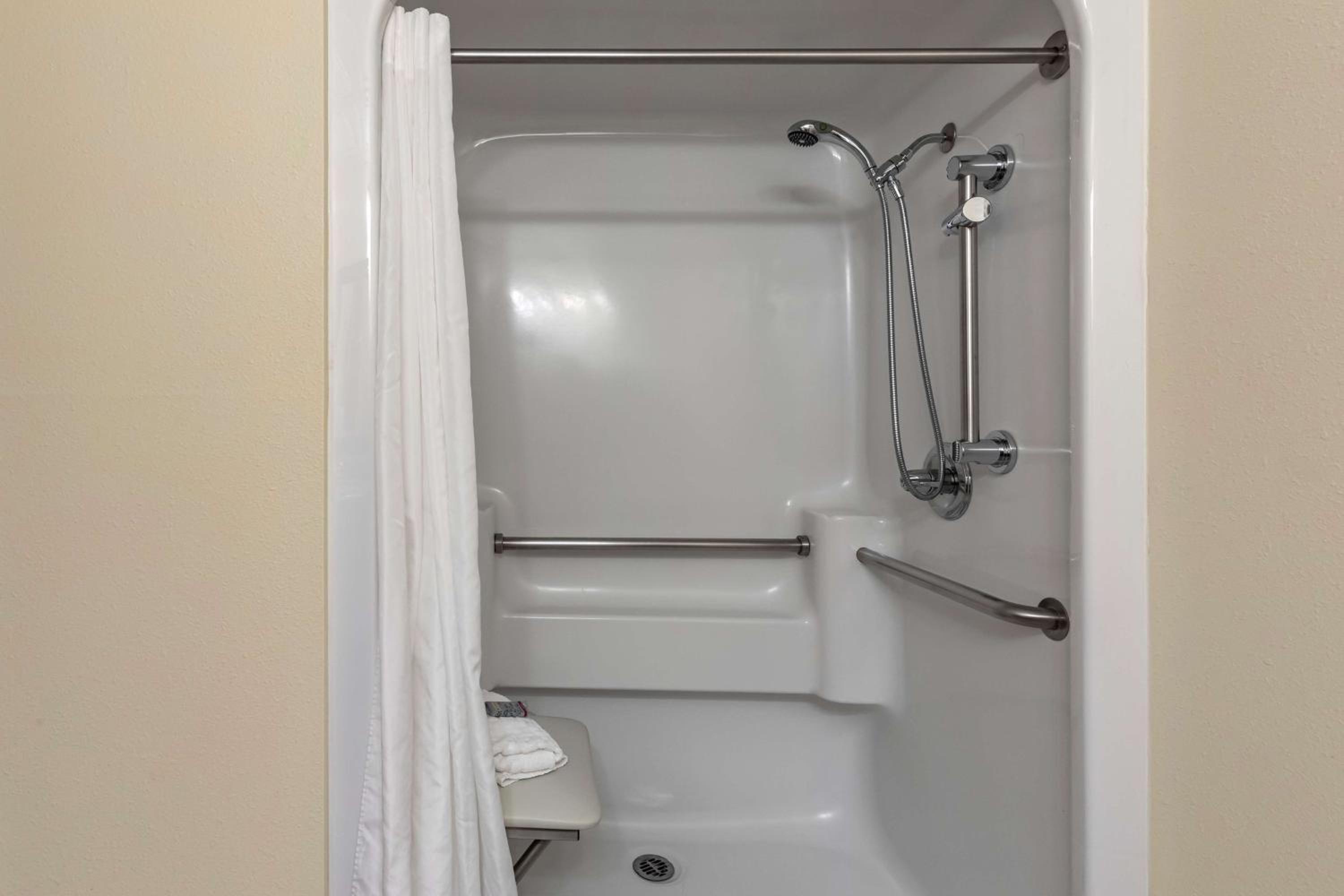 King Room with Roll-In Shower - Mobility Access photo 3