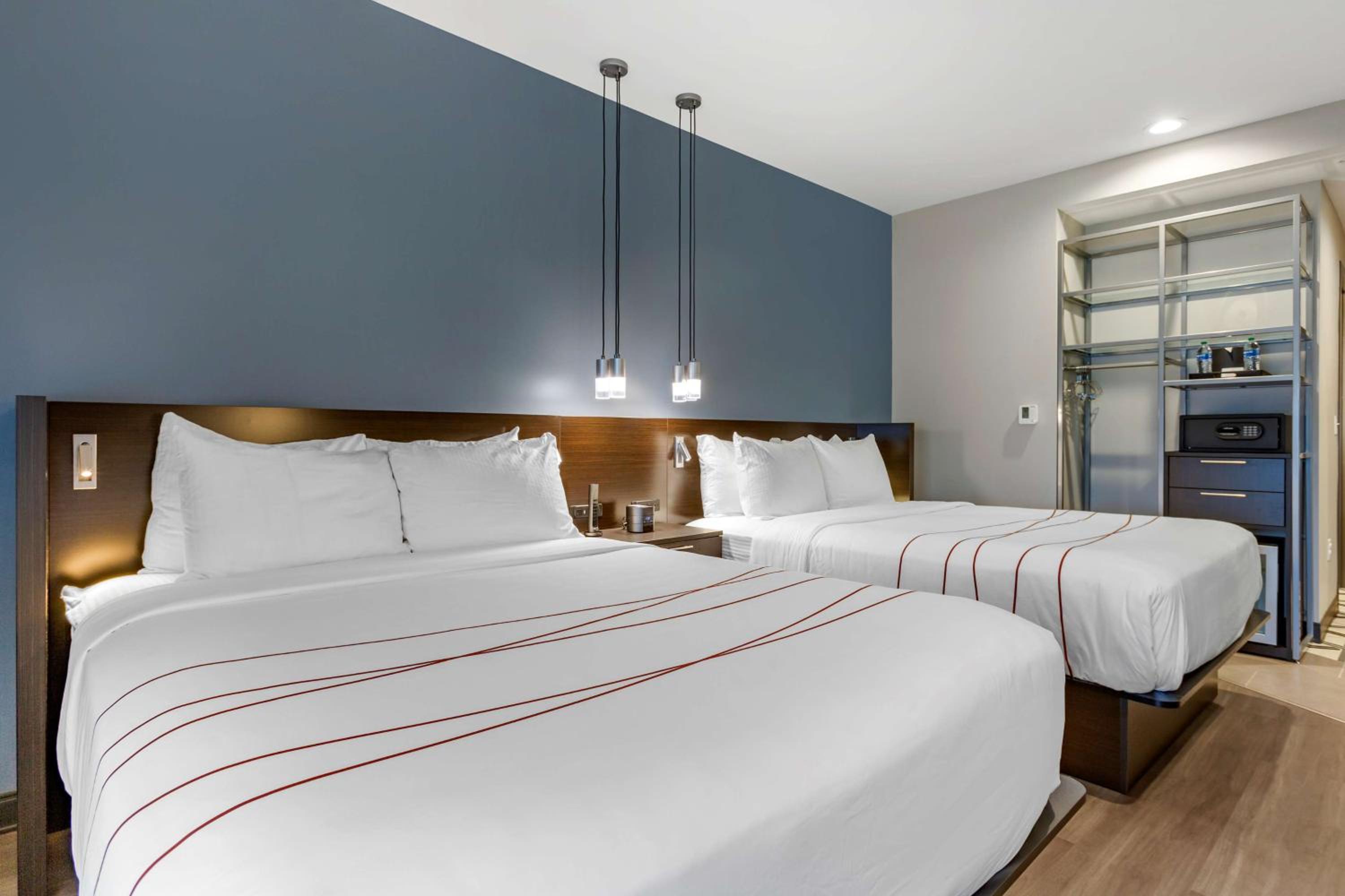 Queen Room with Two Queen Beds and Walk-in Shower - Disability Access - Photo 2