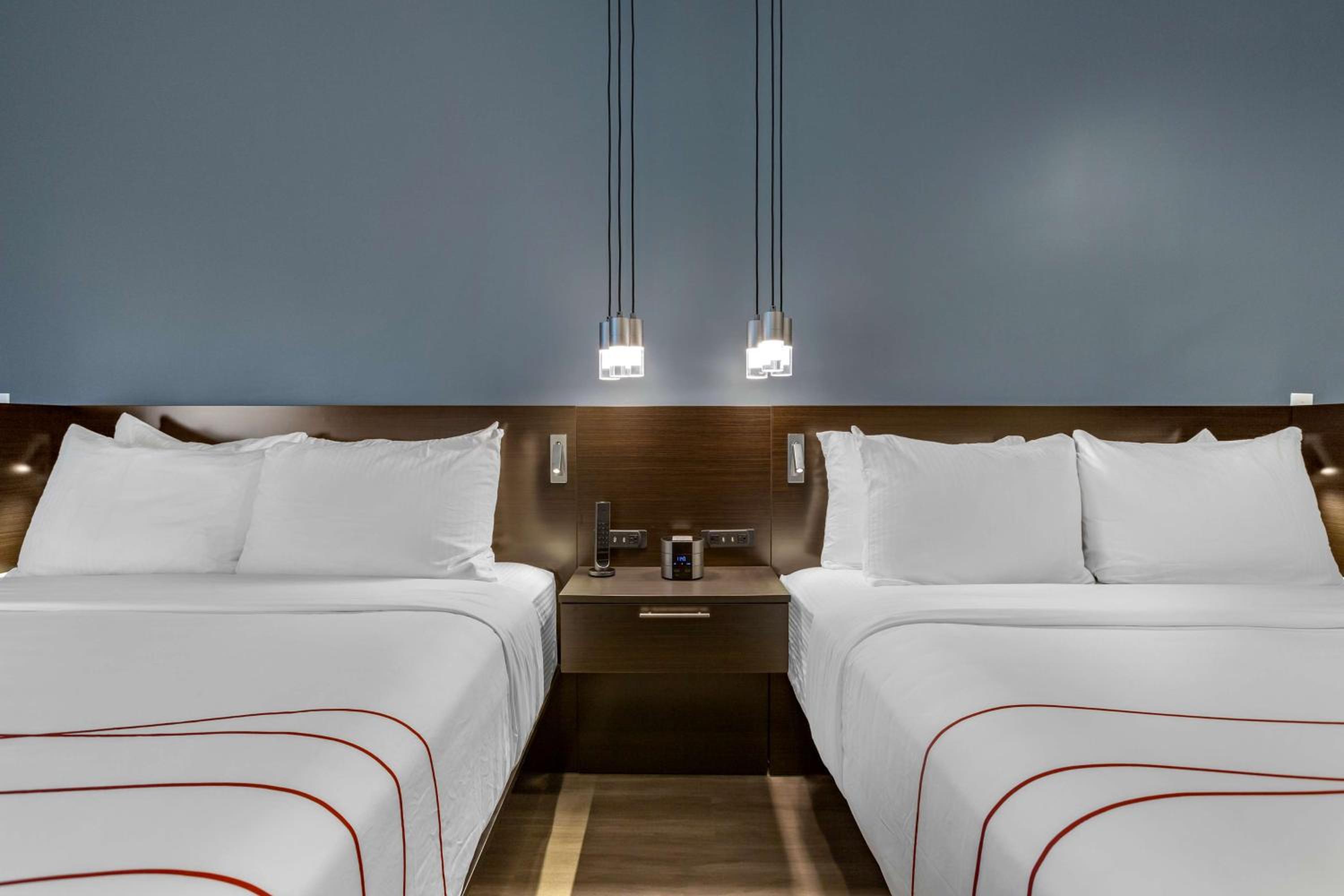 Queen Room with Two Queen Beds and Walk-in Shower - Disability Access - Photo 4