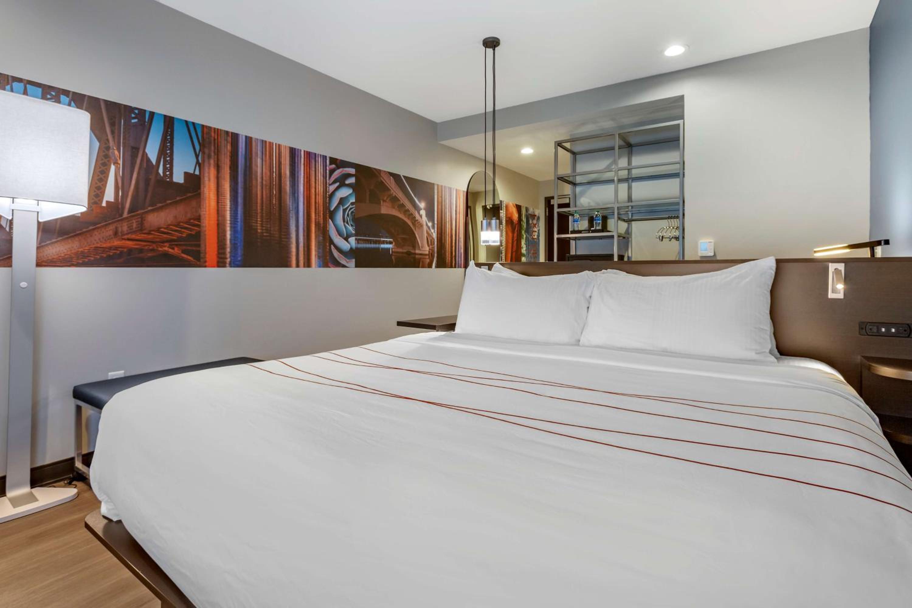 King Room - Non-Smoking - Photo 5
