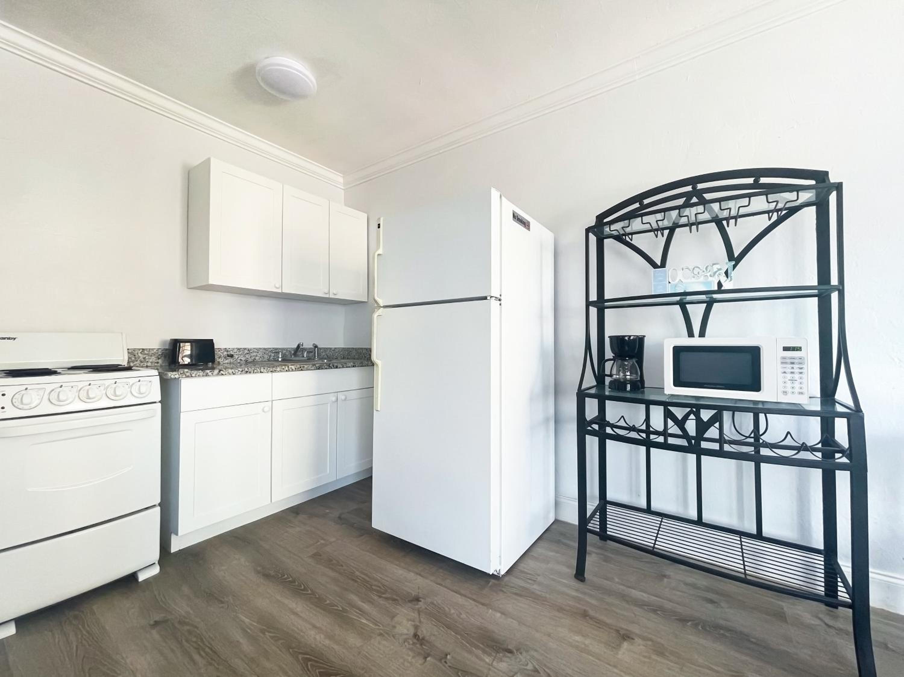 Apartment with Balcony - Photo 3