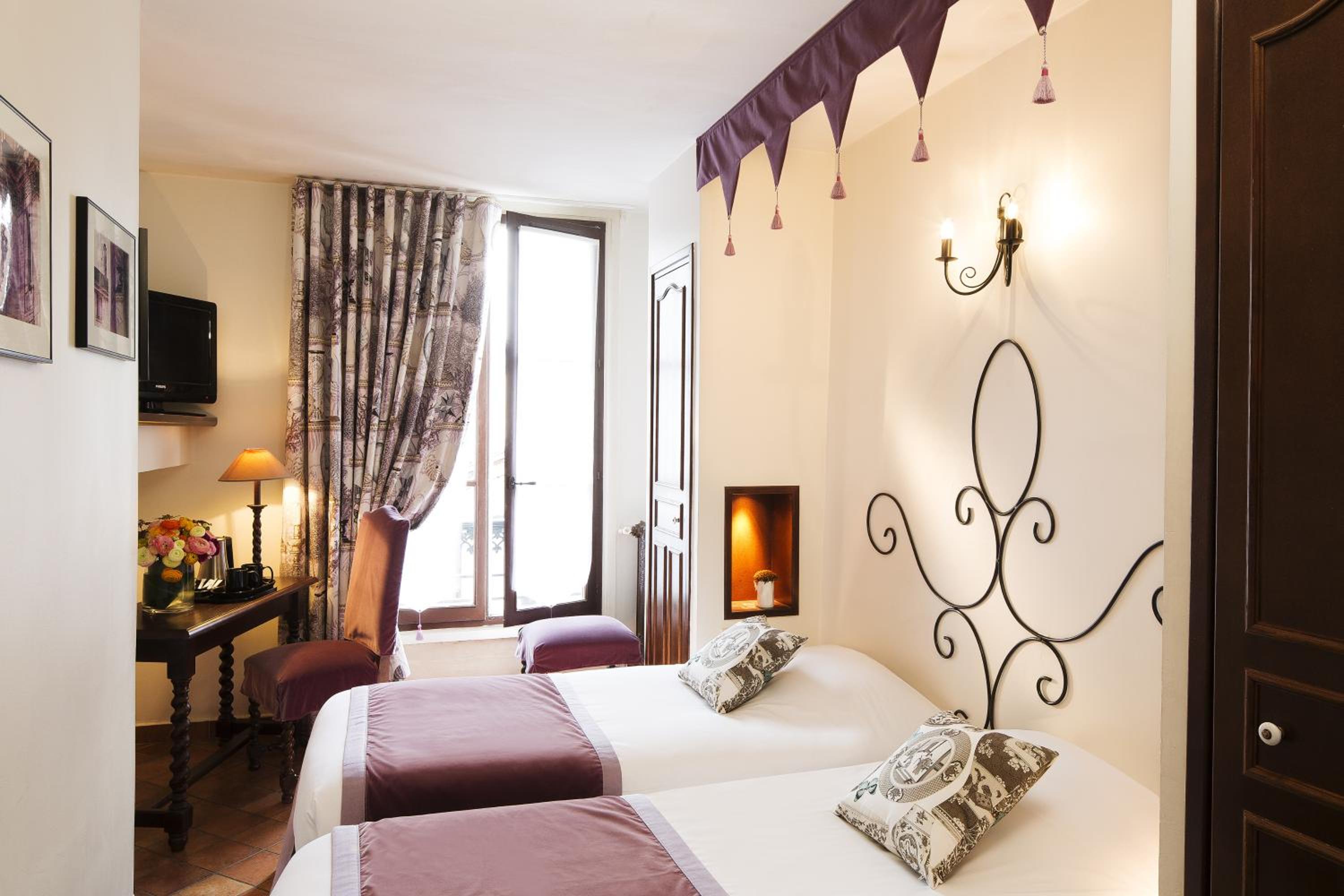 Twin Room thumbnail 6