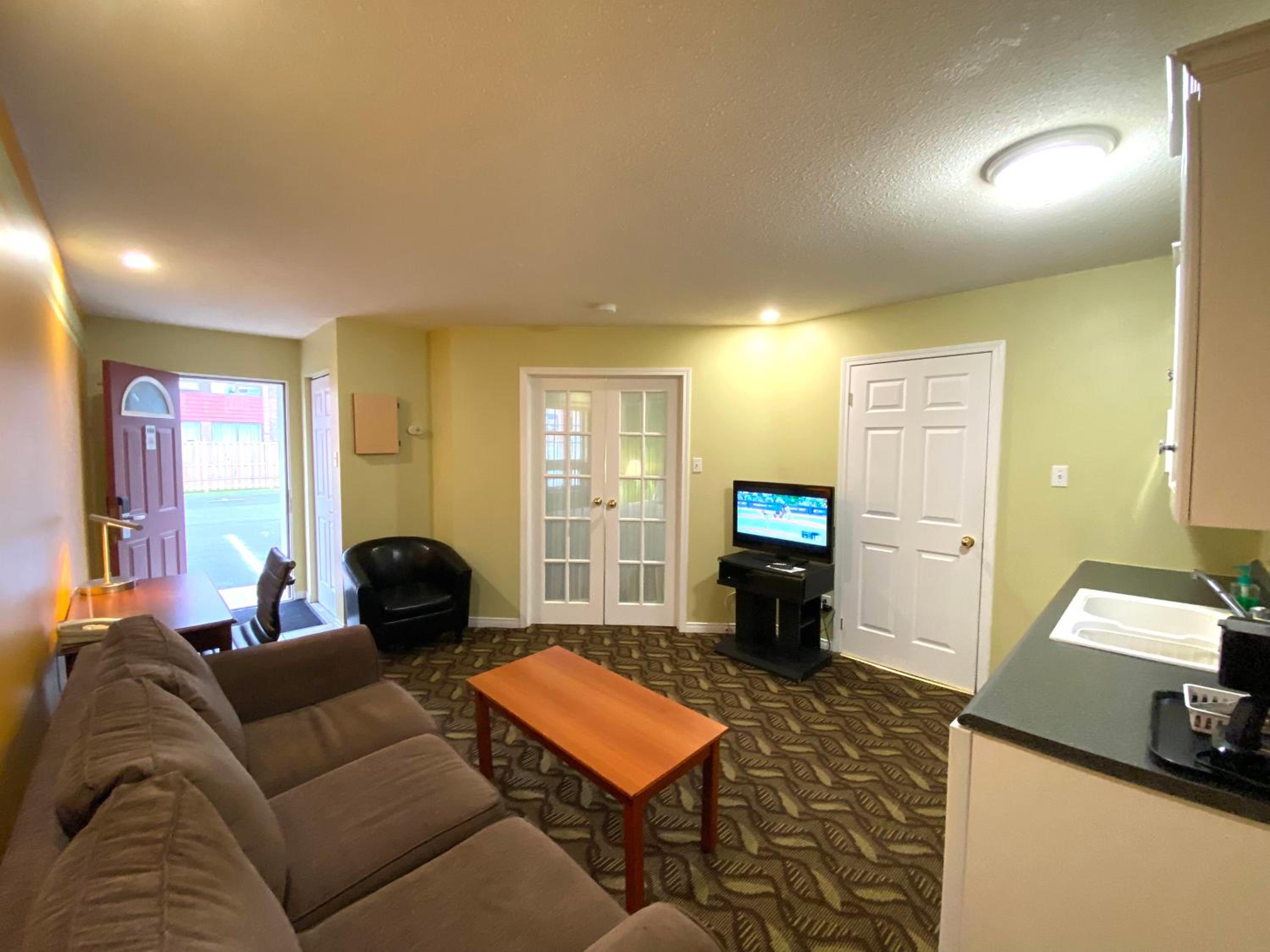 Standard Suite - Photo 10