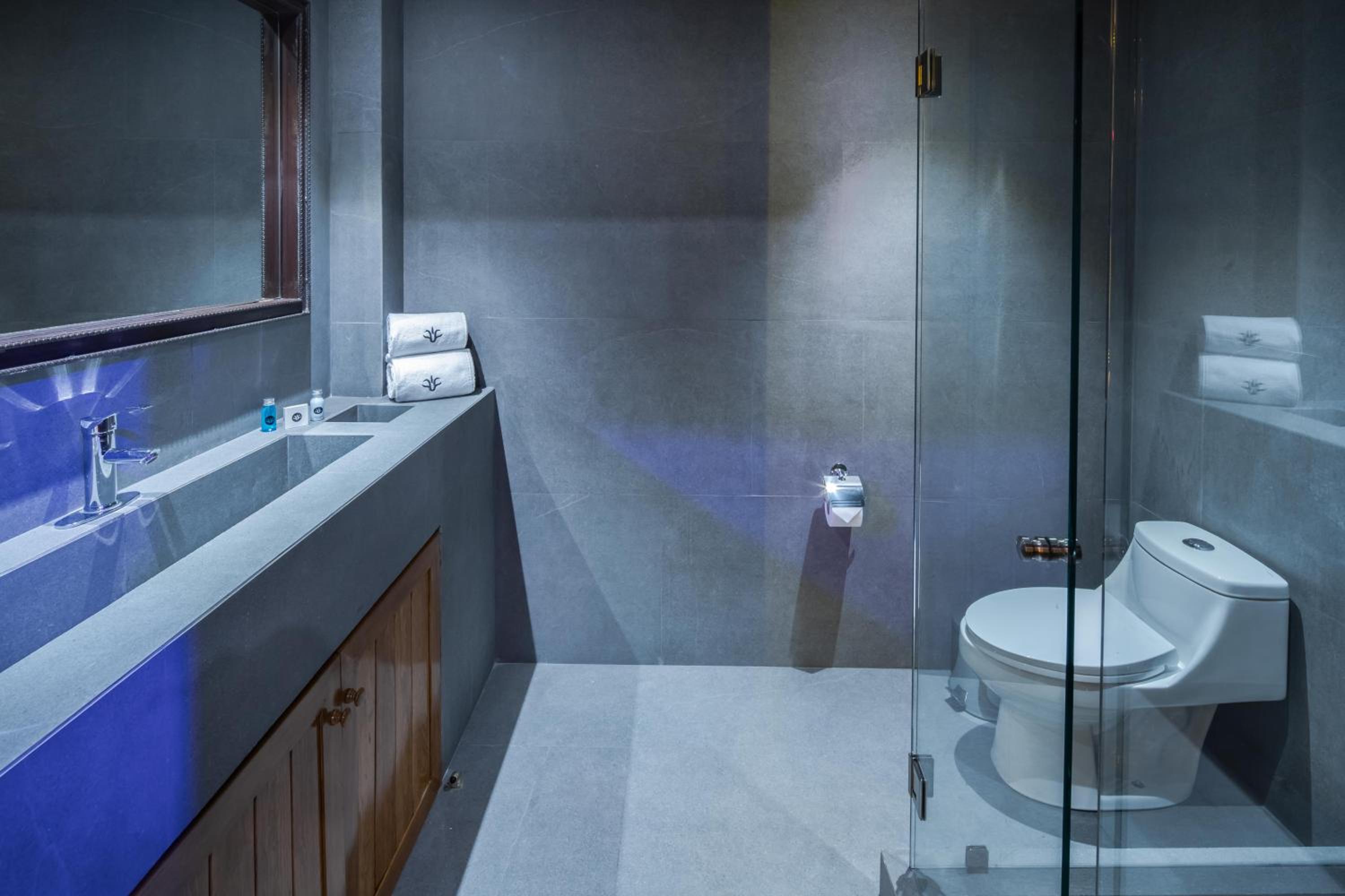 Suite with Hot Tub - Photo 10