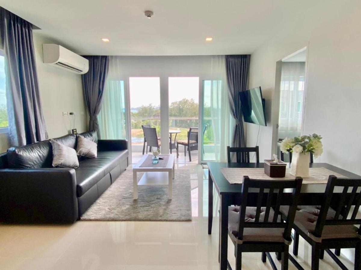 Family Room with Side Sea View - Photo 6