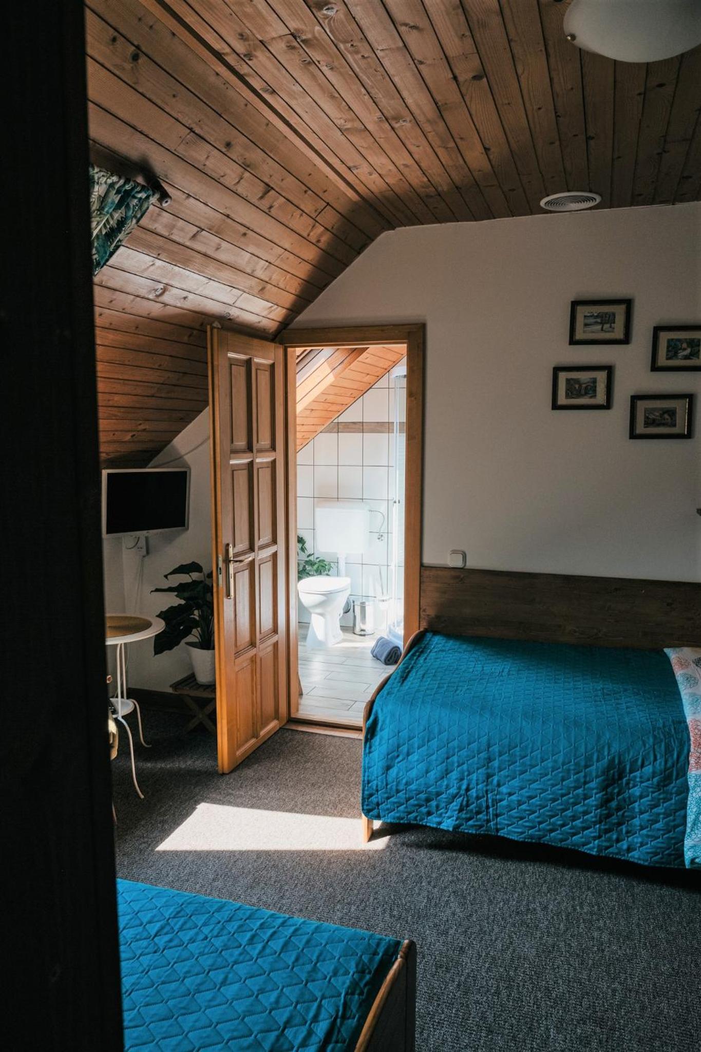 Double or Twin Room with Private Bathroom - Photo 7