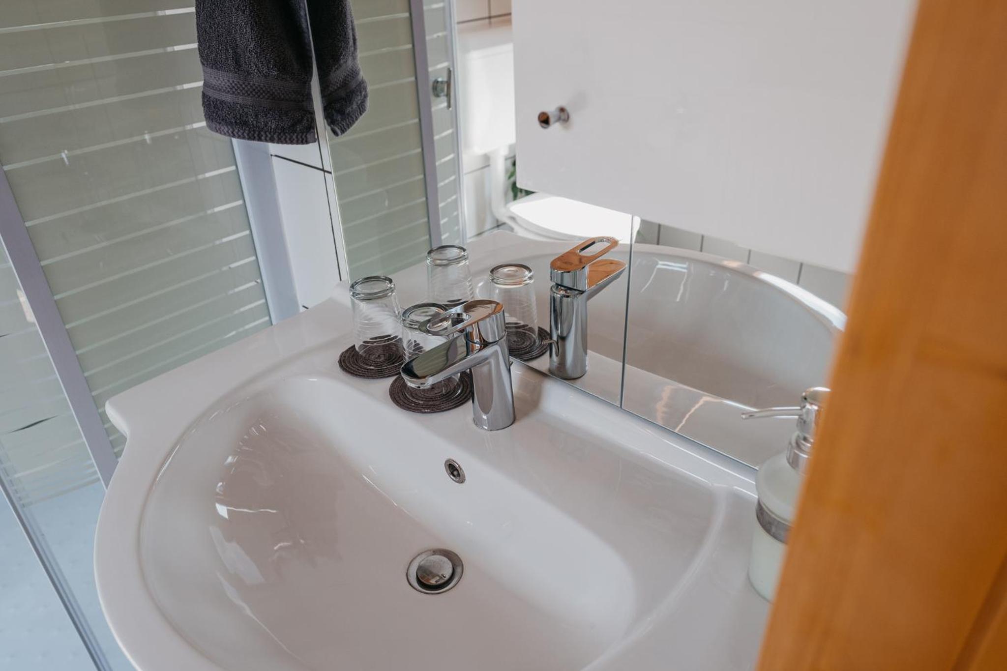 Double or Twin Room with Private Bathroom - Photo 4