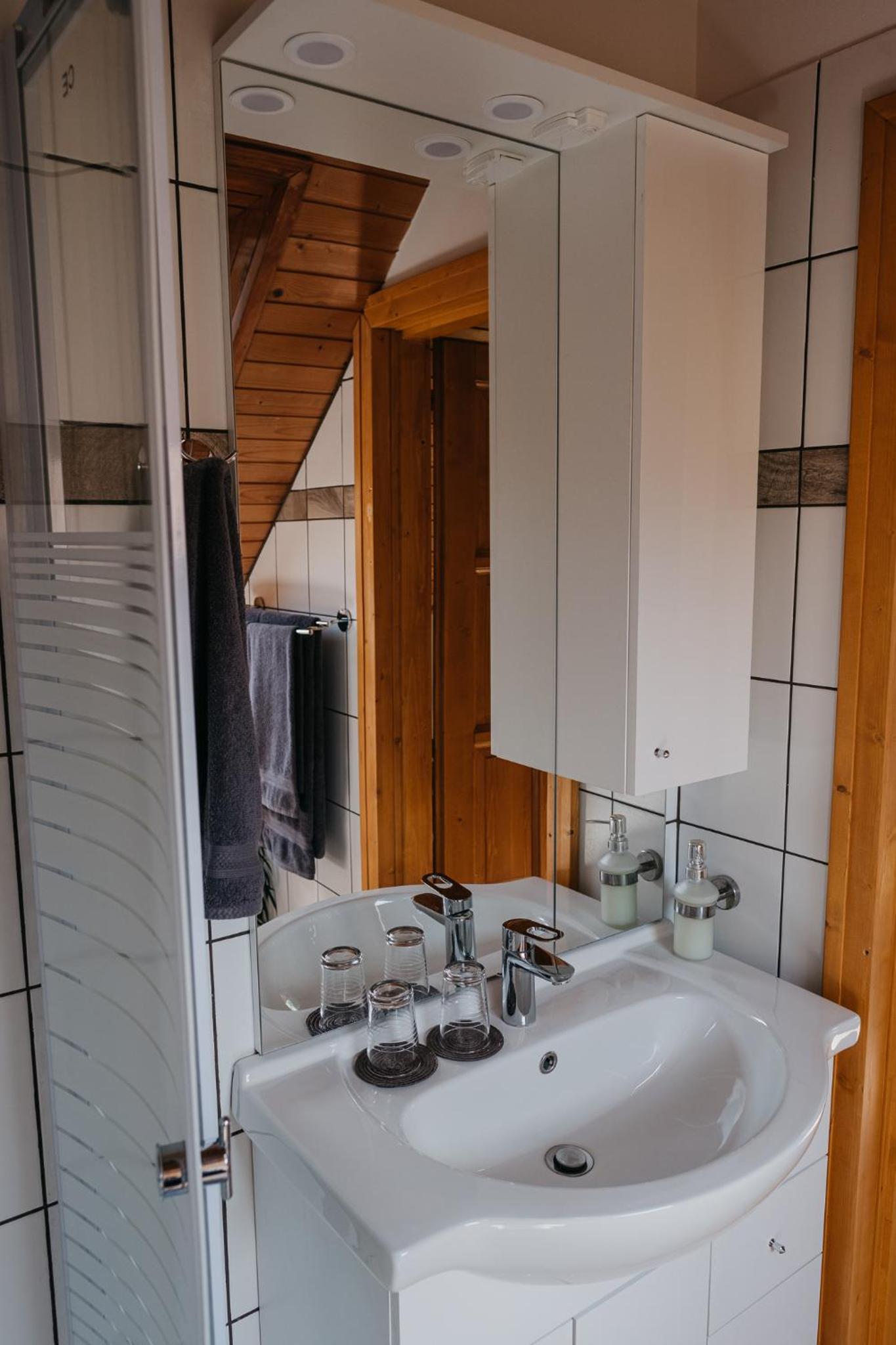 Double or Twin Room with Private Bathroom - Photo 3