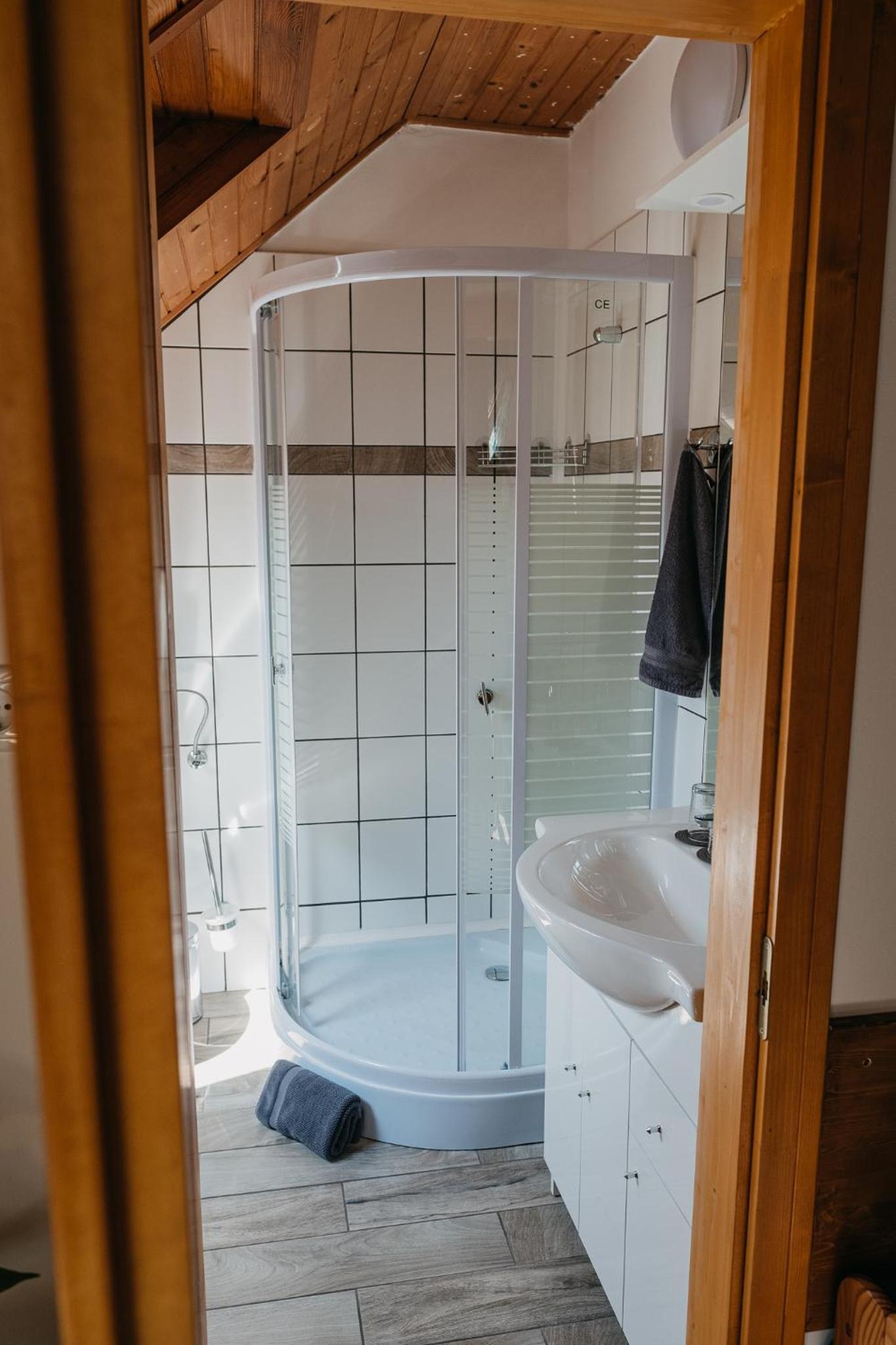 Double or Twin Room with Private Bathroom - Photo 5